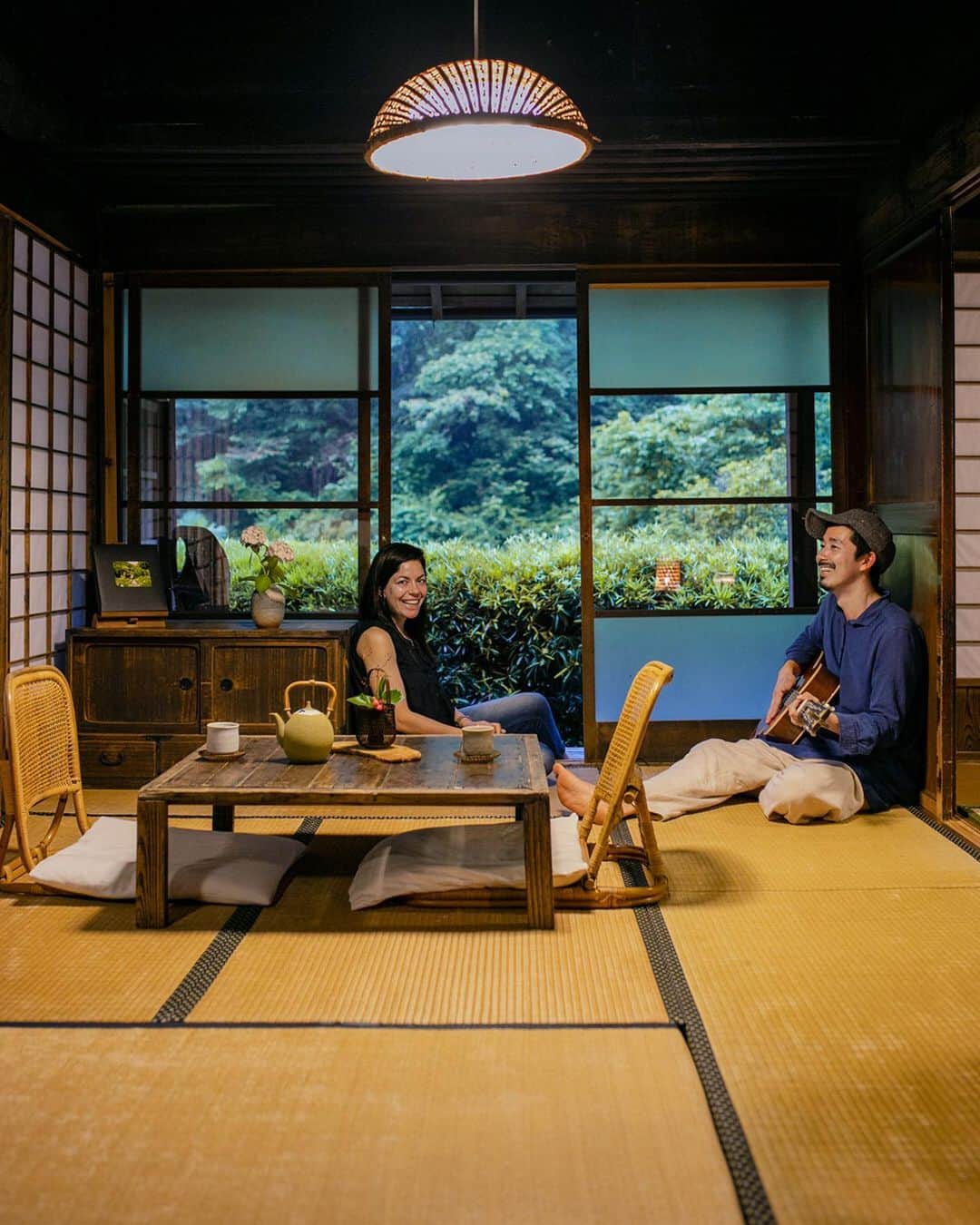 Airbnbさんのインスタグラム写真 - (AirbnbInstagram)「スーパーホストのダイスケさんとヒラさんのお家は、静岡県藤枝市にある築96年の古民家。なんだか、とっても落ち着く空間です。ゲストを迎えに行ったり、竹仕事に出かけたり、とっても忙しい二人。でも、ちょっと手があくと、地元でオススメのハイキングコースを教えてくれるなど、スーパーホストならではの心づかい。ダイスケさん、ヒラさん、伝統って素敵だな、って心から感じられる旅をありがとう。そして、5年連続となるスーパーホスト認定、本当におめでとうございます！ スーパーホストが「スーパー」な理由は、プロフィールのリンクから。  Superhosts Daisuke and Hila’s 96-year old charming, traditional home in Fujieda, Japan is the definition of “peaceful.” When they aren’t picking guests up from the train station or leading workshops on how to make crafts out of the bamboo they harvest from their forest, they’re showing people where to find the best local hiking trails. Which is why it’s no surprise that they’ve been Superhosts for 5 years and running. Congratulations Daisuke and Hila and thank you for passing old traditions on. Visit the link in our bio to learn more about what makes Superhosts so “super”.」7月20日 2時31分 - airbnb