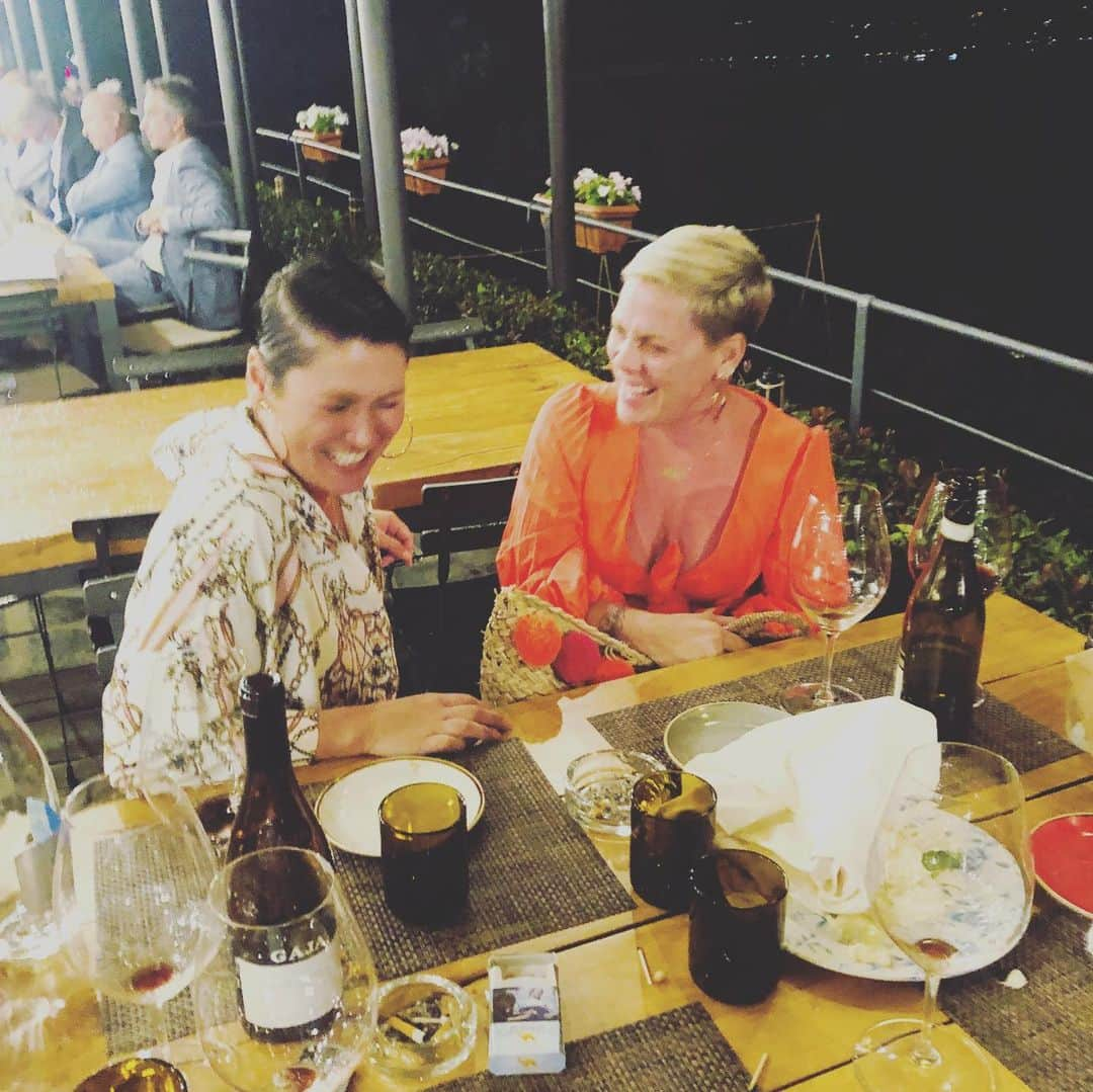 P!nk（ピンク）さんのインスタグラム写真 - (P!nk（ピンク）Instagram)「I have some funny friends and I will miss this place. #italy #lakemaggiore #baveno #larampolina #ontheroadagain @therealjustinderrico @clareturtonderrico」7月20日 2時33分 - pink