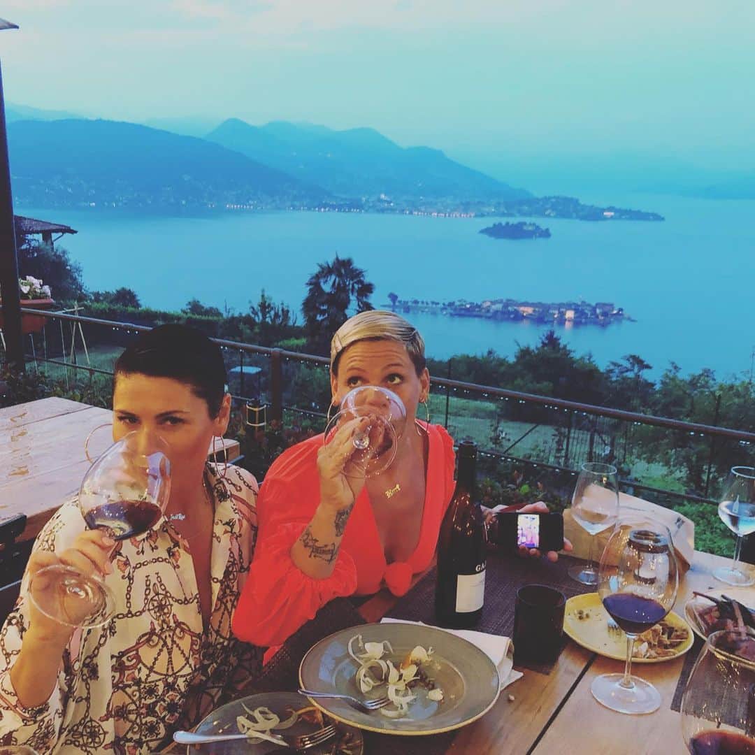 P!nk（ピンク）さんのインスタグラム写真 - (P!nk（ピンク）Instagram)「I have some funny friends and I will miss this place. #italy #lakemaggiore #baveno #larampolina #ontheroadagain @therealjustinderrico @clareturtonderrico」7月20日 2時33分 - pink