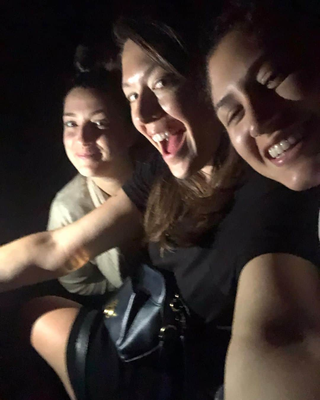 ミッチェル・コリンズさんのインスタグラム写真 - (ミッチェル・コリンズInstagram)「Took my @siriusxm girls to see the @lionking on IMAX for $76 & the projector broke during HAKUNA MATATA & we’ve been sitting here light directing selfies for 20 minutes in the dark. Fights are breaking out and I’d like my MATATA BACK. #sendhelp」7月20日 2時40分 - michcoll