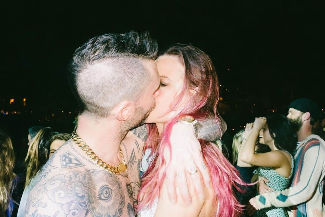 ベハティ・プリンスルーさんのインスタグラム写真 - (ベハティ・プリンスルーInstagram)「5 years baby 🥰 @adamlevine」7月20日 2時46分 - behatiprinsloo