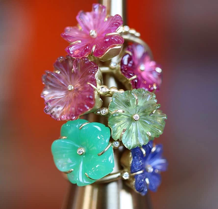 ブルックグレグソンさんのインスタグラム写真 - (ブルックグレグソンInstagram)「New Rivera rings bringing color and texture to Friday! 🌈🌸💕✨ #flowers #handcarved #chrysoprase #tourmaline #tanzanite #finejewelry #brookegregson」7月20日 2時48分 - brookegregson