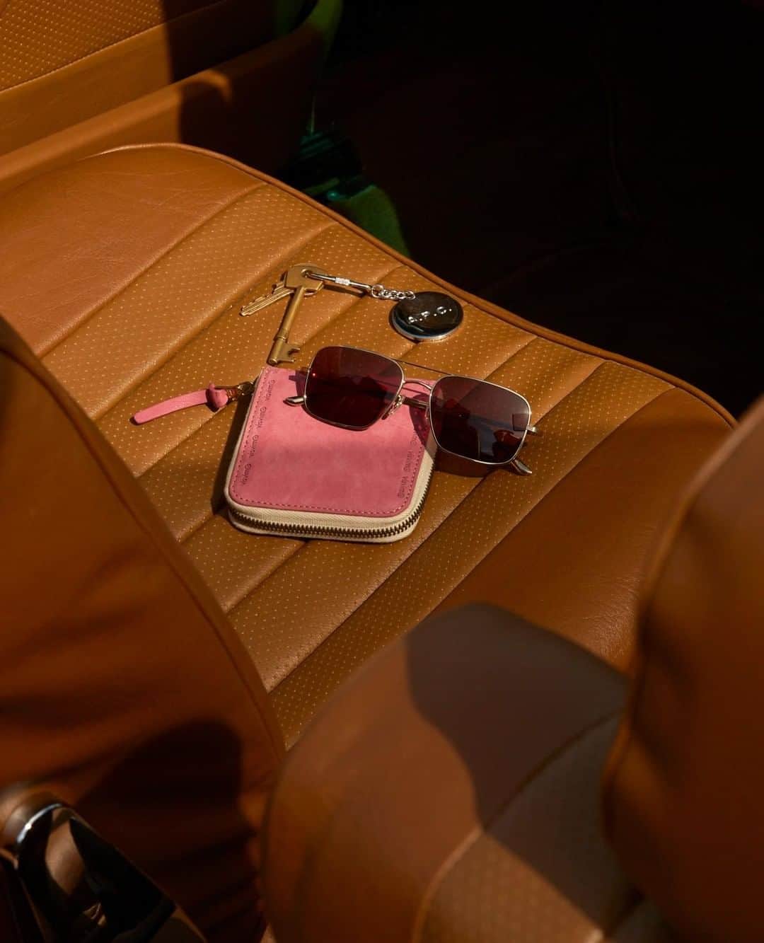 MR PORTERのインスタグラム：「Passenger seat essentials #MRPORTERontheroad.⁠ -⁠ Wallet @visvimwmv, sunglasses @therow available now on #MRPORTER.」