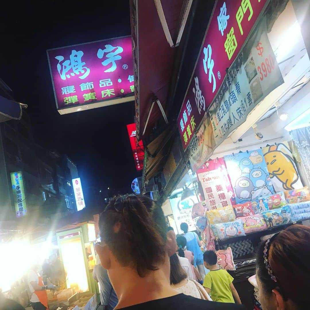 黒崎真音さんのインスタグラム写真 - (黒崎真音Instagram)「台湾の夜市に初めて行きました！ はしゃぎましたねー 明日はいよいよライブ！ #黒崎真音 #台湾 #夜市 #タピオカ #1日２杯 #美味しかった #ライブ楽しみ」7月20日 3時00分 - maonkurosaki922