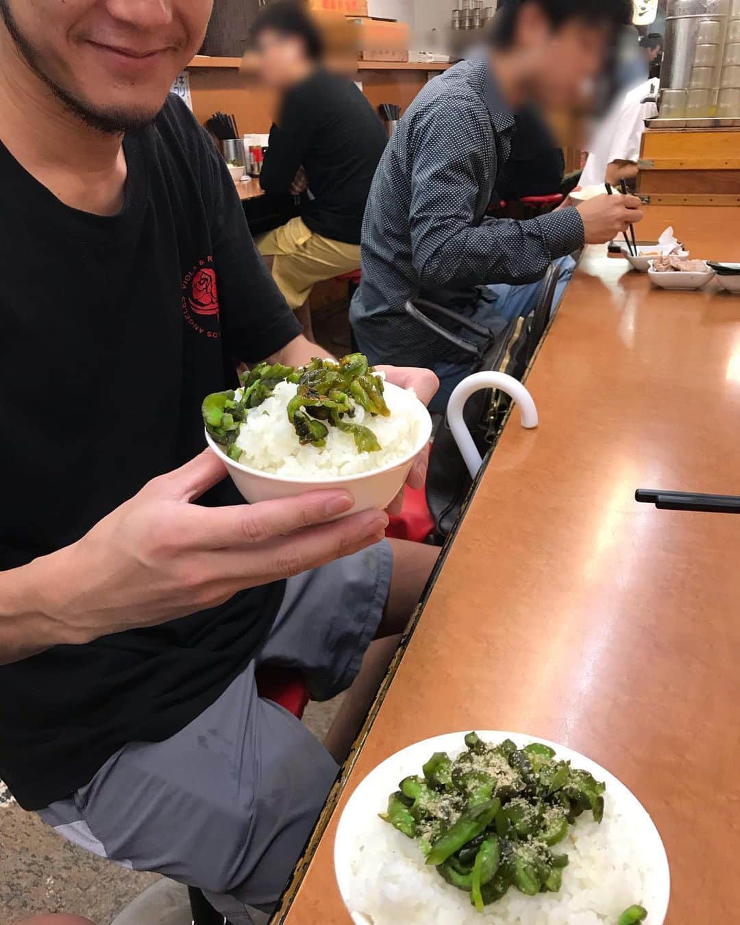 進祐哉のインスタグラム：「今日は今日こそは寿司屋に行こうと意気込むも気持ちは空回り。サウナの後に行き着いたお店はライス無料🍚 きゅうりのキューちゃんに喜ぶ猫背と大海老🦐」