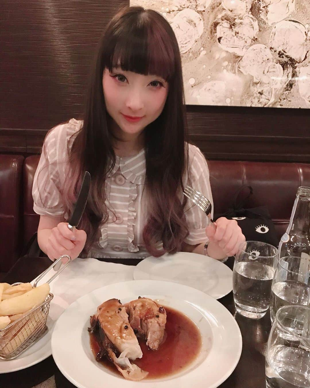 RinRinさんのインスタグラム写真 - (RinRinInstagram)「A full day of eating.  Really😐. . 7:00 coffee and croissants (3!) in the hotel 11:00 brunch at ladurée: omelettes and macaron🤤🤤🤤 . 13:00-15:00 working time  16:00 de la charcuterie (? correct me if I’m wrong!) cold cuts 18:00 play play play 19:00 looking at sweets 🍭😂😂😂 21:00 Dinner!!! . . パリで一日食べまくり！！！ . . Thanks to my friend @sairen05 for taking me around Paris~! 友達の @sairen05 ずっと付き合ってくれて感謝してる〜そして今日本語でプライベートツアーやってるよ ➡︎ @osusumeparis 🇫🇷 . . #ootd  onepiece: #milkharajuku  bag: #milkharajuku . . . 👉🏻 #rinrinparis #rinrinfrance . . #rinrindoll  #paris #laduree #ladureeparis #ファッション #旅行 #夏 #おしゃれ #コーデ #撮影 #モデル #今日のコーデ #パリ #ラデュレ #summer #summerootd #夏スタイル #夏コーデ」7月20日 3時05分 - rinrindoll