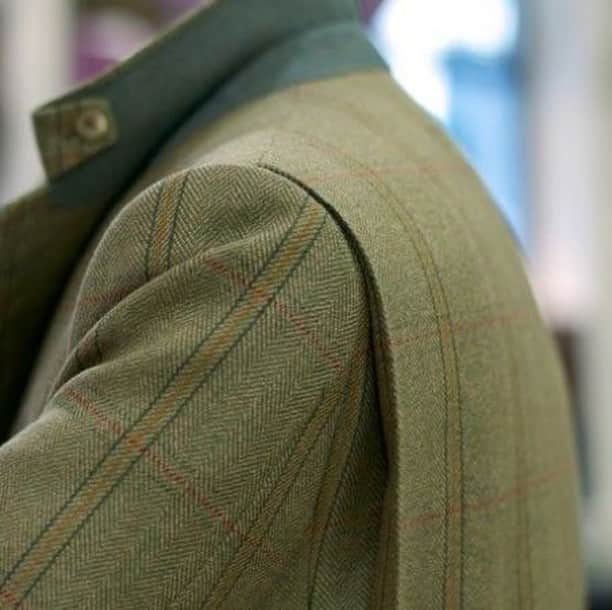 のインスタグラム：「There's nothing quite like the thrill of selecting your own tweed, trimmings and lining from Huntsman’s famed cloth library. Our team of expert craftsmen and women will then create a bespoke shooting jacket uniquely suited to your needs, lifestyle and personal taste. Ensuring you are as comfortable as you are stylish on the field this season.  To discuss your requirements in time for the shooting season, call 020 7734 7441 or drop into us at 11 Savile Row.  #huntsmansavilerow #tweed #shootingseason」