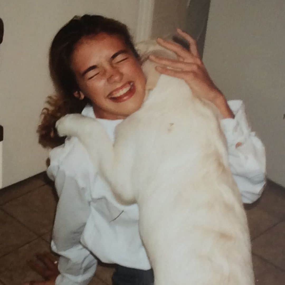 キャット・ディーリーさんのインスタグラム写真 - (キャット・ディーリーInstagram)「Bad perm 👌. Big monobrow 👌. First golden retriever puppy 👌. Must be #flashbackfriday #fbf #firstpet」7月20日 3時19分 - catdeeley