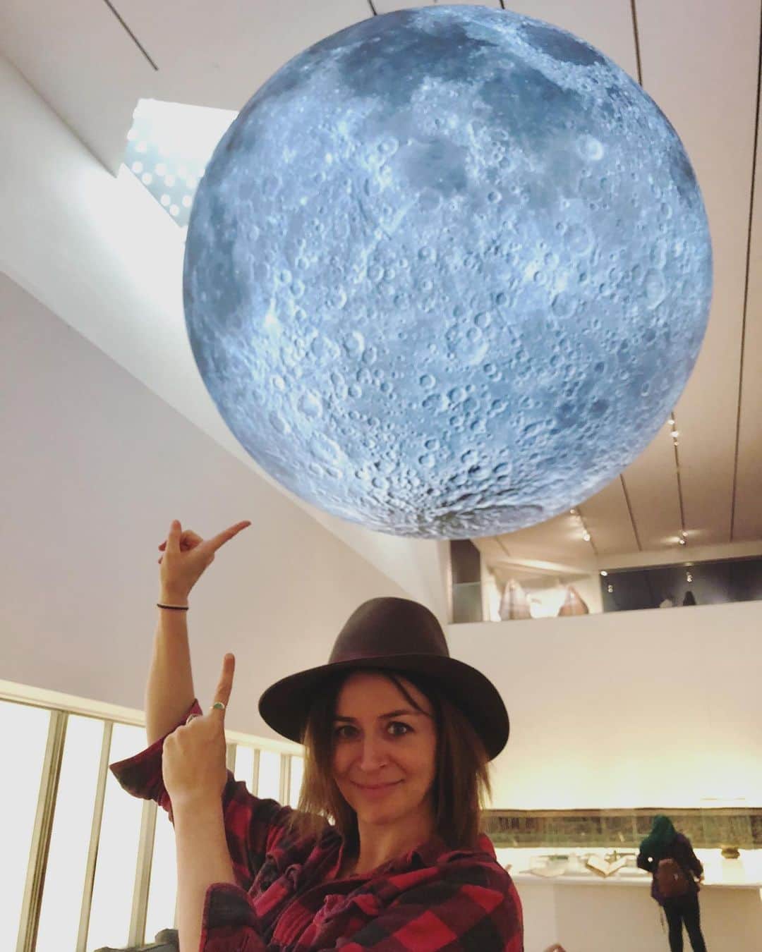 カテリーナ・スコーソンさんのインスタグラム写真 - (カテリーナ・スコーソンInstagram)「While I was in Toronto I visited the Aga Khan Museum with the girls to see the new and gorgeous Moon exhibit. This here is an amazing and humongous sculpture of the moon by artist Luke Jerram. Go and see! @agakhanmuseum」7月20日 3時14分 - caterinascorsone