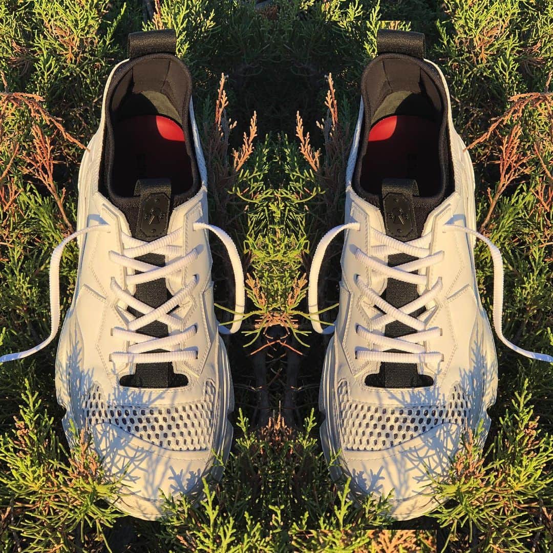ブルーノボルデーゼさんのインスタグラム写真 - (ブルーノボルデーゼInstagram)「PULSAR in white leather with light running sole from @brunobordese_official #SALES . . www.brunobordese.com . . . . . . .  #brunobordese #shoesoftheday #shoes #sneakers #runnershoes #footwear #white #leather #black #sock #mesh #iconicshoes #shoes #igsneakers #igshoes #shoesdesign #sneakerstyle #shoesaddict #sneakersaddict #sneakersoftheday #instashoes #shoelover #fashionshoes #italianshoes #italiansneakers #luxury #special #ibiza」7月20日 3時20分 - brunobordese_official