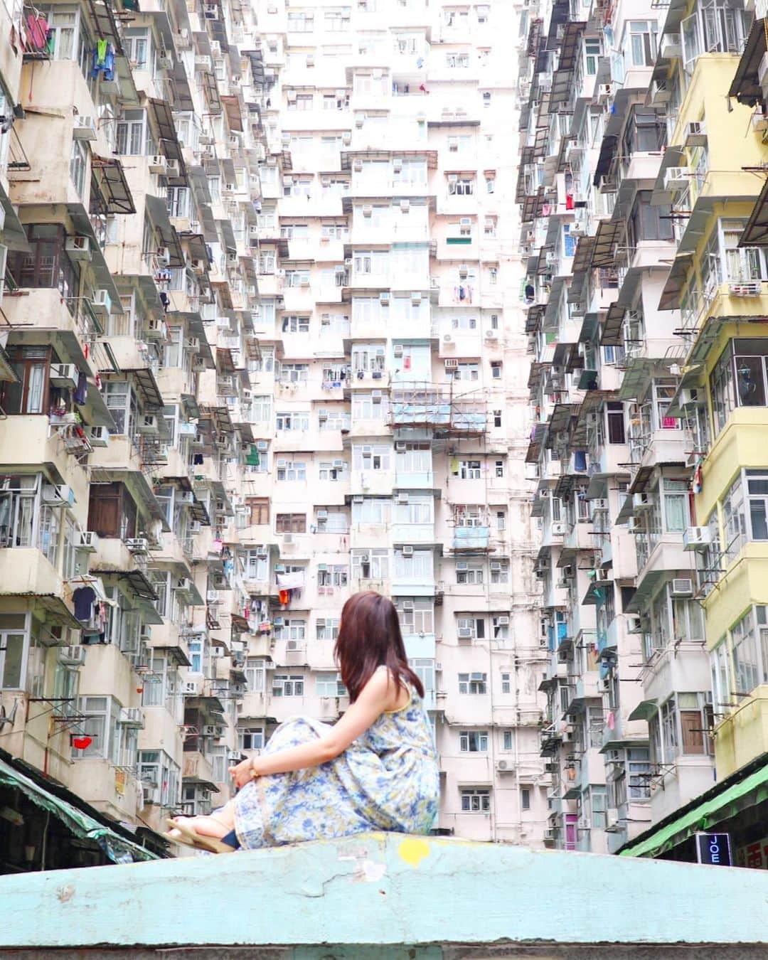 下田奈奈さんのインスタグラム写真 - (下田奈奈Instagram)「*﻿ 香港旅行記④「マンション＆コンドミニアム」🇭🇰﻿ ﻿ ﻿ ここが噂の超密集アパート👀﻿ ﻿ しっかり記念撮影してきました✌️笑  香港は、人口密度が高く地震もない国なので﻿ マンションの高さと密集度合いが﻿ 日本とは比にならないレベル😱﻿ ﻿ どのマンションも怖いほどの高さで﻿ こんなに同じ場所に人が住めるのかという位﻿ たくさんのお部屋が密集しています。﻿ ﻿ 特にこの有名な撮影スポットのアパートは、ベランダが飛び出したコの字型ですごいデザインだった👻 ﻿✨ ﻿ 一つ前に撮影していた観光客さんは 逆立ちして撮影していました😂✨ ﻿ #香港 #香港旅行 #hongkong #香港マンション #香港アパート #香港モンスターマンション #香港映えスポット #女子旅 #女子旅行 #明治og #ゆる旅 #アジア旅行 #アジア旅行記 #女子海外旅行 #映えスポット ﻿#香港街歩き #香港散歩 #香港散策 #香港島」7月20日 3時24分 - shimodanana