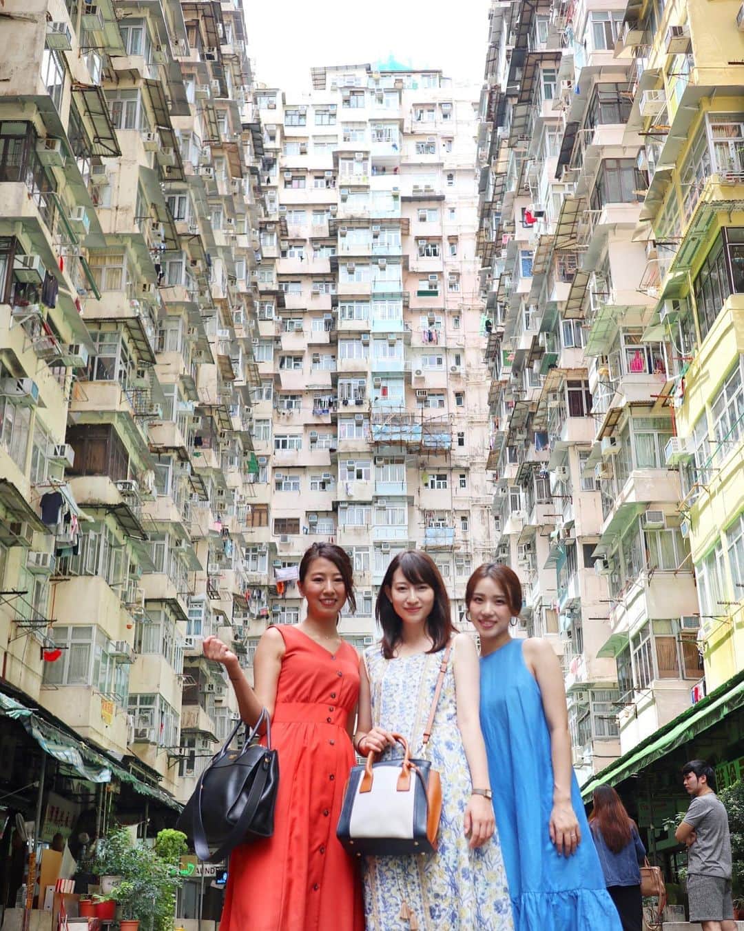 下田奈奈さんのインスタグラム写真 - (下田奈奈Instagram)「*﻿ 香港旅行記④「マンション＆コンドミニアム」🇭🇰﻿ ﻿ ﻿ ここが噂の超密集アパート👀﻿ ﻿ しっかり記念撮影してきました✌️笑  香港は、人口密度が高く地震もない国なので﻿ マンションの高さと密集度合いが﻿ 日本とは比にならないレベル😱﻿ ﻿ どのマンションも怖いほどの高さで﻿ こんなに同じ場所に人が住めるのかという位﻿ たくさんのお部屋が密集しています。﻿ ﻿ 特にこの有名な撮影スポットのアパートは、ベランダが飛び出したコの字型ですごいデザインだった👻 ﻿✨ ﻿ 一つ前に撮影していた観光客さんは 逆立ちして撮影していました😂✨ ﻿ #香港 #香港旅行 #hongkong #香港マンション #香港アパート #香港モンスターマンション #香港映えスポット #女子旅 #女子旅行 #明治og #ゆる旅 #アジア旅行 #アジア旅行記 #女子海外旅行 #映えスポット ﻿#香港街歩き #香港散歩 #香港散策 #香港島」7月20日 3時24分 - shimodanana
