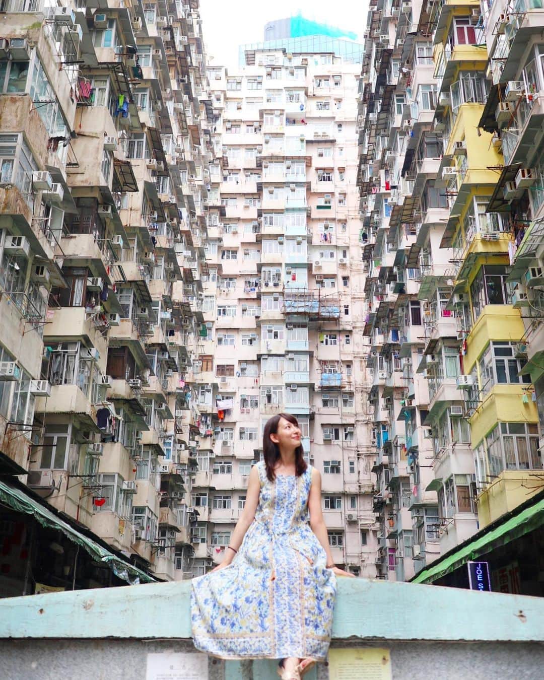 のインスタグラム：「*﻿ 香港旅行記④「マンション＆コンドミニアム」🇭🇰﻿ ﻿ ﻿ ここが噂の超密集アパート👀﻿ ﻿ しっかり記念撮影してきました✌️笑  香港は、人口密度が高く地震もない国なので﻿ マンションの高さと密集度合いが﻿ 日本とは比にならないレベル😱﻿ ﻿ どのマンションも怖いほどの高さで﻿ こんなに同じ場所に人が住めるのかという位﻿ たくさんのお部屋が密集しています。﻿ ﻿ 特にこの有名な撮影スポットのアパートは、ベランダが飛び出したコの字型ですごいデザインだった👻 ﻿✨ ﻿ 一つ前に撮影していた観光客さんは 逆立ちして撮影していました😂✨ ﻿ #香港 #香港旅行 #hongkong #香港マンション #香港アパート #香港モンスターマンション #香港映えスポット #女子旅 #女子旅行 #明治og #ゆる旅 #アジア旅行 #アジア旅行記 #女子海外旅行 #映えスポット ﻿#香港街歩き #香港散歩 #香港散策 #香港島」