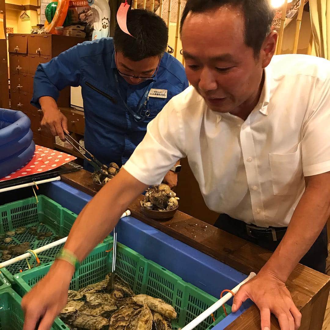 鶏魚 谷町のインスタグラム：「鶏魚です！しーちゃんです🎶 本日も雨の中、たくさんのお客様に来て頂き、ありがとうございました♡ #梅雨 #貝盛り放題6人前 #鶏魚 #大阪 #谷町四丁目 #駅近 #セルフ飲み放題 #地域最安値 #コース #座敷 #個室 #貝盛り放題 #ガンガン焼き #あさり #はまぐり #ホンビノス貝 #牡蠣 #さざえ #飲み会 #女将」