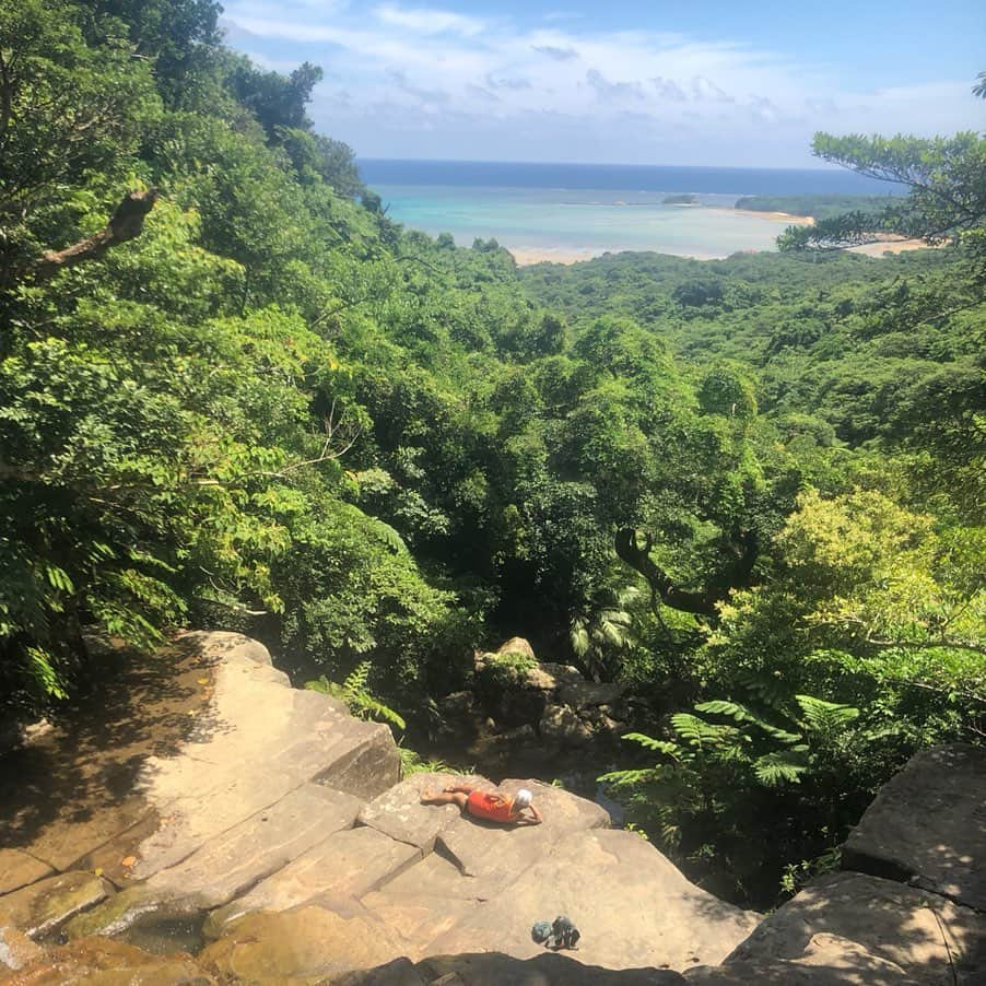 Alysa Ichikiさんのインスタグラム写真 - (Alysa IchikiInstagram)「西表島👒7月編 . 今回はひとり旅🕺🏻 ちょっと前まで、ひとりだとどうしても ツアーを入れることしか予定が無かったのが嘘のようで 幸せなことに今ではこの人にも会いたい、あの人とも遊びたいが増えてゆく🍍 . 変態リピーターのすずきさんとまたツアーに行きたくて🛶 4月に出会ったかえでちゃんを海ではなく山に連れて行きたくて⛰ まあさ母さんのご飯が食べたくて🍛 まさきさんとの大人の遠足もダブルまさきの手厚いSUPも全部全部が楽しいでした🌈 . 台風の関係で予定よりはやめに石垣島に前乗り🛳 不安とさみしさいっぱいに西表島から船に飛び乗った朝が 信じられないくらいの充実した1日で終えることができました😌 すっとんで来てくれたかえでちゃん🚗 すずきさんをはじめたくさんの情報をくれたみなさんのおかげです🙏🏻 . 甘えっぱなしだったなぁ今回の西表島旅は、、🌝 改めてこの島との出会いと人々に感謝ですみなさんありがとうございました💕 また来月も行くぞー🐐 . . .  #いちきの西表島記録 #西表島#石垣島#アダナデの滝#沢登り#まあさ母さんの天才料理#ファラフェル#ゲータの滝#大人の遠足#ダブルまさきSUP#全力で生きる愛しい40の男たち#ぱぱ屋#水砂糖不使用濃厚ジュース#海坊主#石垣島グルメ」7月19日 18時52分 - alysa_i