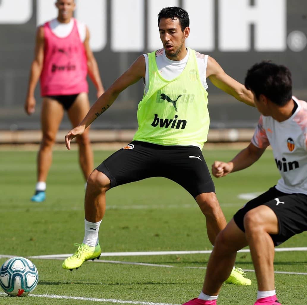 ダニエル・パレホのインスタグラム：「Ultimo entrenamiento en paterna antes de viajar a 🇨🇭.Amunt Valencia🦇」