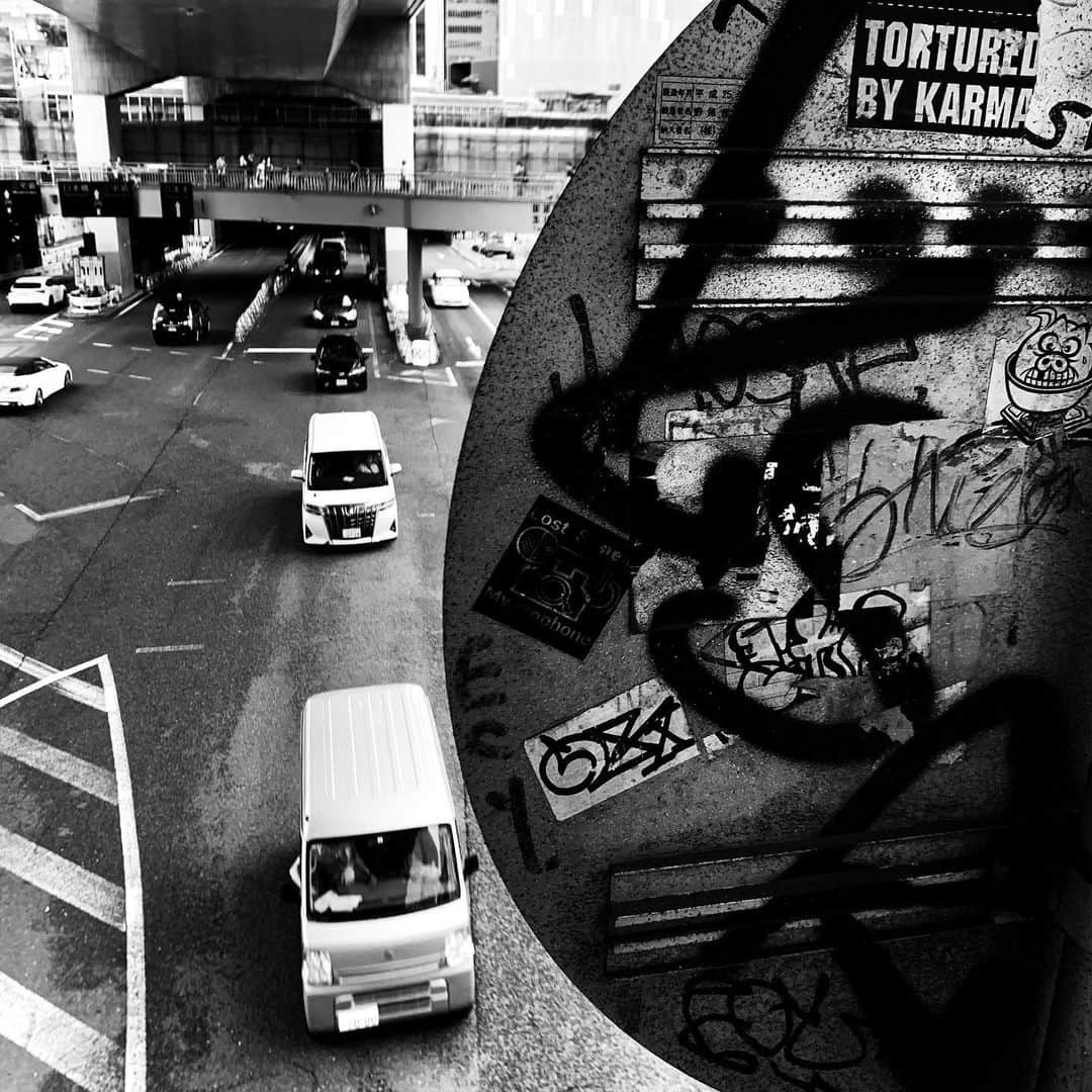 naotakeのインスタグラム：「落書き - Graffiti / iPhone XR + Snapseed, 20190720 . . 涼しかった東京。旅先で聞くセミの声で、7月も半ばであることに気付く。 . . #royalsnappingartists #infamous_family #rsa_main #infinity_photo_cult #2_fineart #jp_gallery #jp_gallery_bnw #trb_bnw #wp_bnw  #bnw_life #bnwlife_member #bnw_life_shots #bnw_captures #world_bnw #top_bnw #team_jp_ #team_jp_モノクロ #ig_energy_bw #ig_nihon #streetphotographybnw #igersjp #blackandwhite #bnw #bnwphoto #monochrome #bw #bnwphotography #ShotOniPhone #shotoniphoneXR」