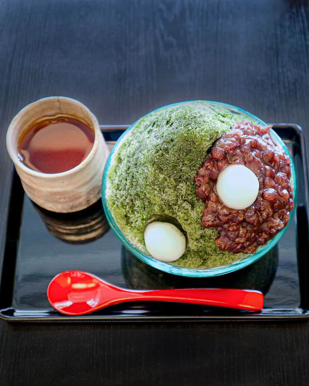 東急電鉄さんのインスタグラム写真 - (東急電鉄Instagram)「. Toshimaya Karyo Hatokoji is serving up Ujikintoki, a limited time only, seasonal shaved ice. The light, bittersweet matcha syrup pairs perfectly with the chewy “shirotama”, rice flour dumplings and loads of azuki beans. If you’re a matcha-lover, this is one dish you won’t want to miss. (Yokosuka Line/Shonan Shinjuku Line/Enoshima Electric Railway/Kamakura Station) . 「東急江の島・鎌倉フリーパス」を使って行ける鎌倉から徒歩６分の“豊島屋菓寮 八十小路”。ここの季節限定のかき氷は「宇治金時」がオススメ！抹茶好きなら食べておきたい一品です。 (横須賀線/湘南新宿ライン/江ノ島電鉄/鎌倉駅) . #Japanesetea #matcha #greentea #Japanesesweets #japanesedessert #dessertstagram #instasweets #sweets #dessert #甜點 #디저트 #카페 #카페스타그램 #cafe #igtravel #traveling #japantravel #japantrip #visitjapan #explorejapan #кафе #كافيه #日本美食 #kamakura #japan #일본 #療癒 #鎌倉 #抹茶 #東急江の島鎌倉フリーパス」7月19日 18時48分 - tokyu_railways