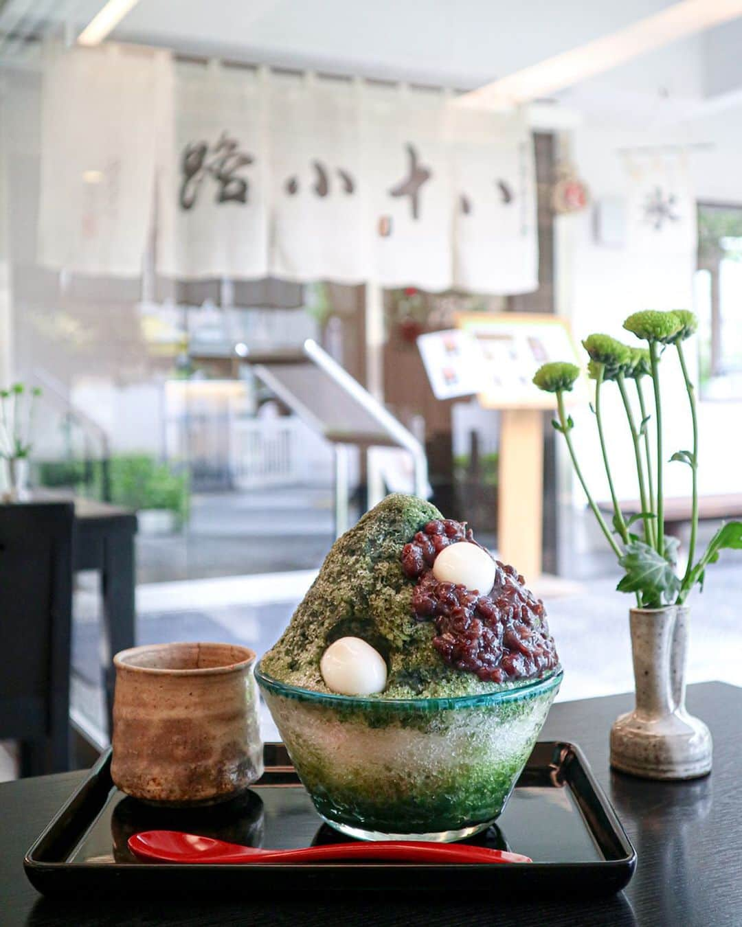 東急電鉄さんのインスタグラム写真 - (東急電鉄Instagram)「. Toshimaya Karyo Hatokoji is serving up Ujikintoki, a limited time only, seasonal shaved ice. The light, bittersweet matcha syrup pairs perfectly with the chewy “shirotama”, rice flour dumplings and loads of azuki beans. If you’re a matcha-lover, this is one dish you won’t want to miss. (Yokosuka Line/Shonan Shinjuku Line/Enoshima Electric Railway/Kamakura Station) . 「東急江の島・鎌倉フリーパス」を使って行ける鎌倉から徒歩６分の“豊島屋菓寮 八十小路”。ここの季節限定のかき氷は「宇治金時」がオススメ！抹茶好きなら食べておきたい一品です。 (横須賀線/湘南新宿ライン/江ノ島電鉄/鎌倉駅) . #Japanesetea #matcha #greentea #Japanesesweets #japanesedessert #dessertstagram #instasweets #sweets #dessert #甜點 #디저트 #카페 #카페스타그램 #cafe #igtravel #traveling #japantravel #japantrip #visitjapan #explorejapan #кафе #كافيه #日本美食 #kamakura #japan #일본 #療癒 #鎌倉 #抹茶 #東急江の島鎌倉フリーパス」7月19日 18時48分 - tokyu_railways