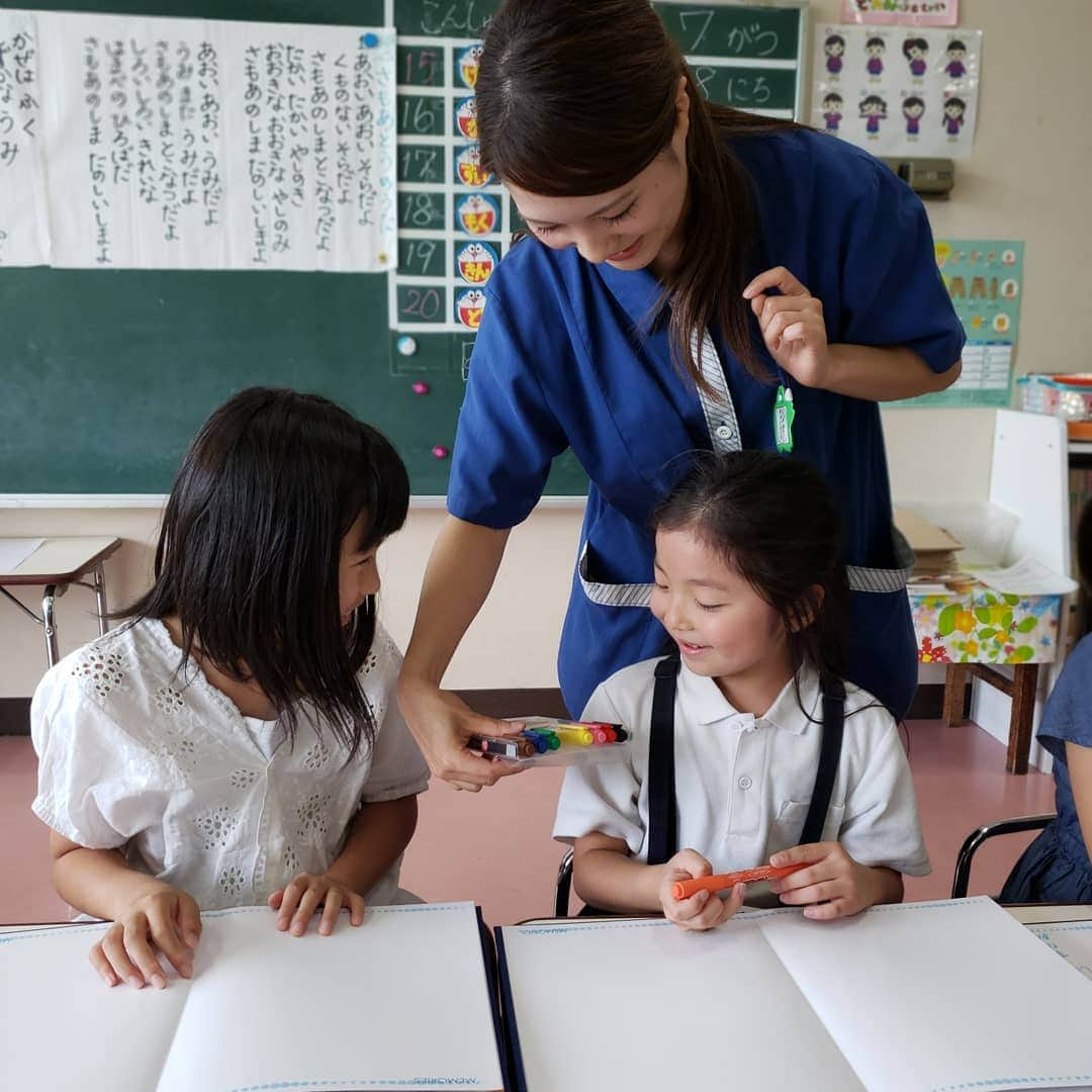 東朋宏さんのインスタグラム写真 - (東朋宏Instagram)「今日は小学校の終業式を終えてから卒園した幼稚園に卒アル取りに行ってきました‼️ 友達同士で卒アルにメッセージ書いたりしてなんかイイねぇ。。。(笑)  久々の友達に会えて楽しそうで良かった‼️ #終業式 #幼稚園 #卒業アルバム #制服 #再会 #ファミリーフォト # #成長記録 #先生に小学校の制服見せれて良かったね」7月19日 18時49分 - tomohiro_azuma