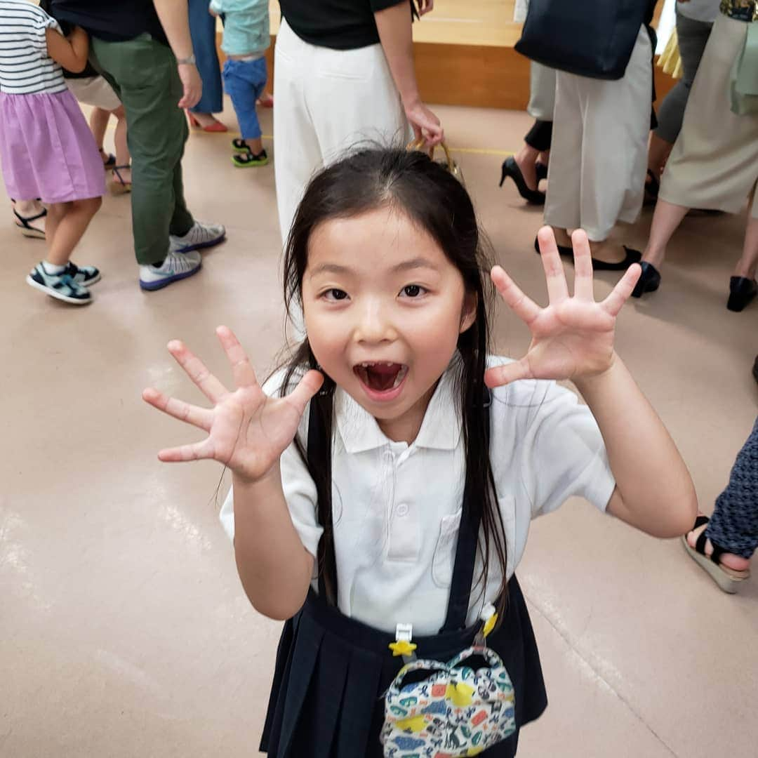 東朋宏さんのインスタグラム写真 - (東朋宏Instagram)「今日は小学校の終業式を終えてから卒園した幼稚園に卒アル取りに行ってきました‼️ 友達同士で卒アルにメッセージ書いたりしてなんかイイねぇ。。。(笑)  久々の友達に会えて楽しそうで良かった‼️ #終業式 #幼稚園 #卒業アルバム #制服 #再会 #ファミリーフォト # #成長記録 #先生に小学校の制服見せれて良かったね」7月19日 18時49分 - tomohiro_azuma