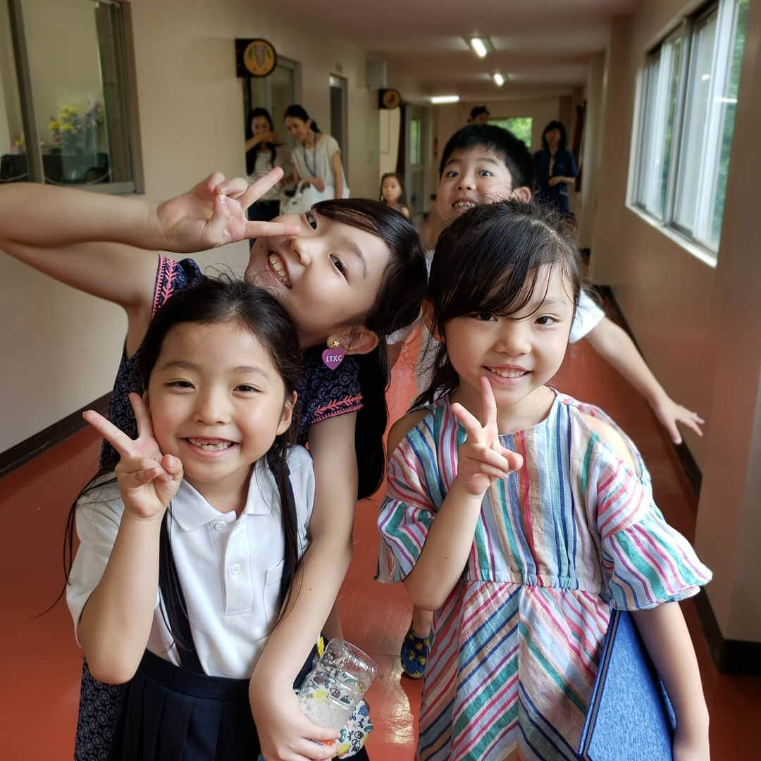 東朋宏さんのインスタグラム写真 - (東朋宏Instagram)「今日は小学校の終業式を終えてから卒園した幼稚園に卒アル取りに行ってきました‼️ 友達同士で卒アルにメッセージ書いたりしてなんかイイねぇ。。。(笑)  久々の友達に会えて楽しそうで良かった‼️ #終業式 #幼稚園 #卒業アルバム #制服 #再会 #ファミリーフォト # #成長記録 #先生に小学校の制服見せれて良かったね」7月19日 18時49分 - tomohiro_azuma