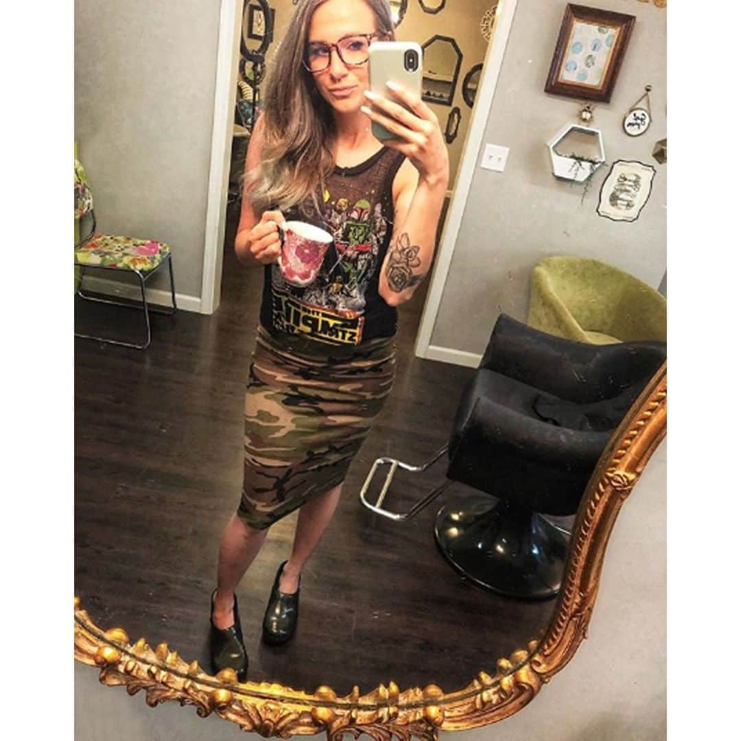 ダンスコのインスタグラム：「Glamour is a state of mind. Thanks to @rainydayjames3611 for the pic!」