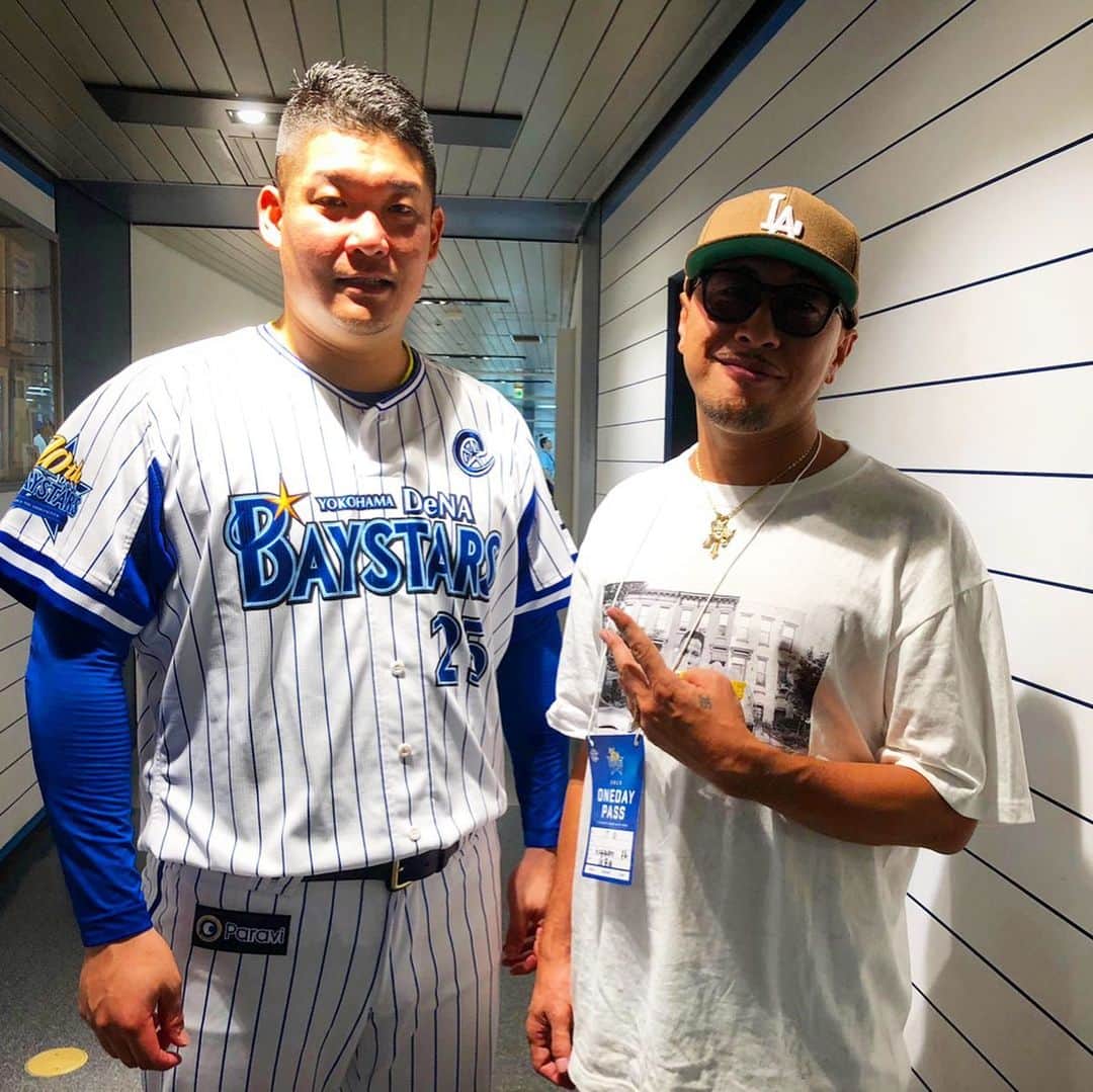 Kayzabroのインスタグラム：「AKの始球式を観にハマスタへ ベイスターズ負けちゃったけどやっぱり生で観る興奮は🔥🔥🔥 筒香君 いい席をありがとう #yokohama #baystars #ak69 #筒香嘉智 #谷繁元信 #ポスタープレゼント企画は今夜23時まで😎」