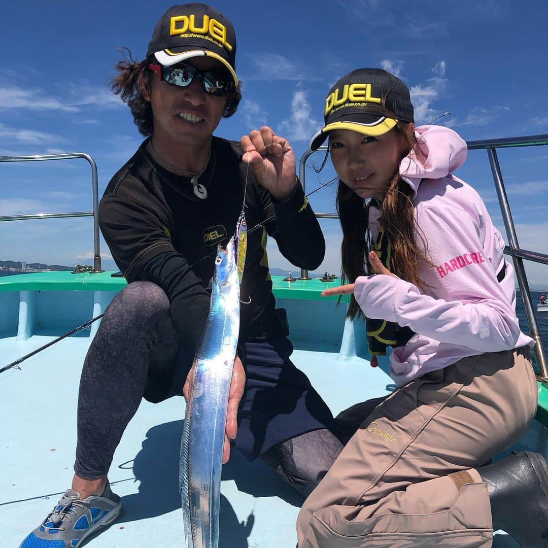 あさいあみさんのインスタグラム写真 - (あさいあみInstagram)「明日は #イージーフィッシング  放送日🎣﻿ ﻿ [第16回]カラー選択とアクションを考え﻿ 釣果につなげる！東京湾タチウオゲーム！！🐉﻿ ﻿ 折本さんがシーズン到来🌻﻿ 折本さんの晴れ男ぶりは最強です！☀️﻿ 夏タチウオの狙い方を解説してくれます🎣🐉﻿ ﻿ 私もアシスタントとして、﻿ 釣って釣って釣りまくりますので🎣🎣🎣﻿ お見逃しなく✨﻿ ﻿ ﻿ ➡イージーフィッシングは毎週土曜日に放送中 📺﻿ テレビ埼玉💙19:00～【高校野球中継のため時間変更】﻿ TOKYO MX(MX2)💚10:00～﻿ テレビ神奈川💛7:00～﻿ 千葉テレビ💜6:00～﻿ さらに翌金曜日にはYOUTUBEで配信します😎 ﻿ ﻿  #イージーフィッシング #折本隆由 #あさいあみ #タチウオ #DUEL #デュエル #ジギング #ジグ #fishinggirls #太刀魚 #太刀魚ジギング#釣りキチあみ平」7月19日 18時57分 - asai_ami