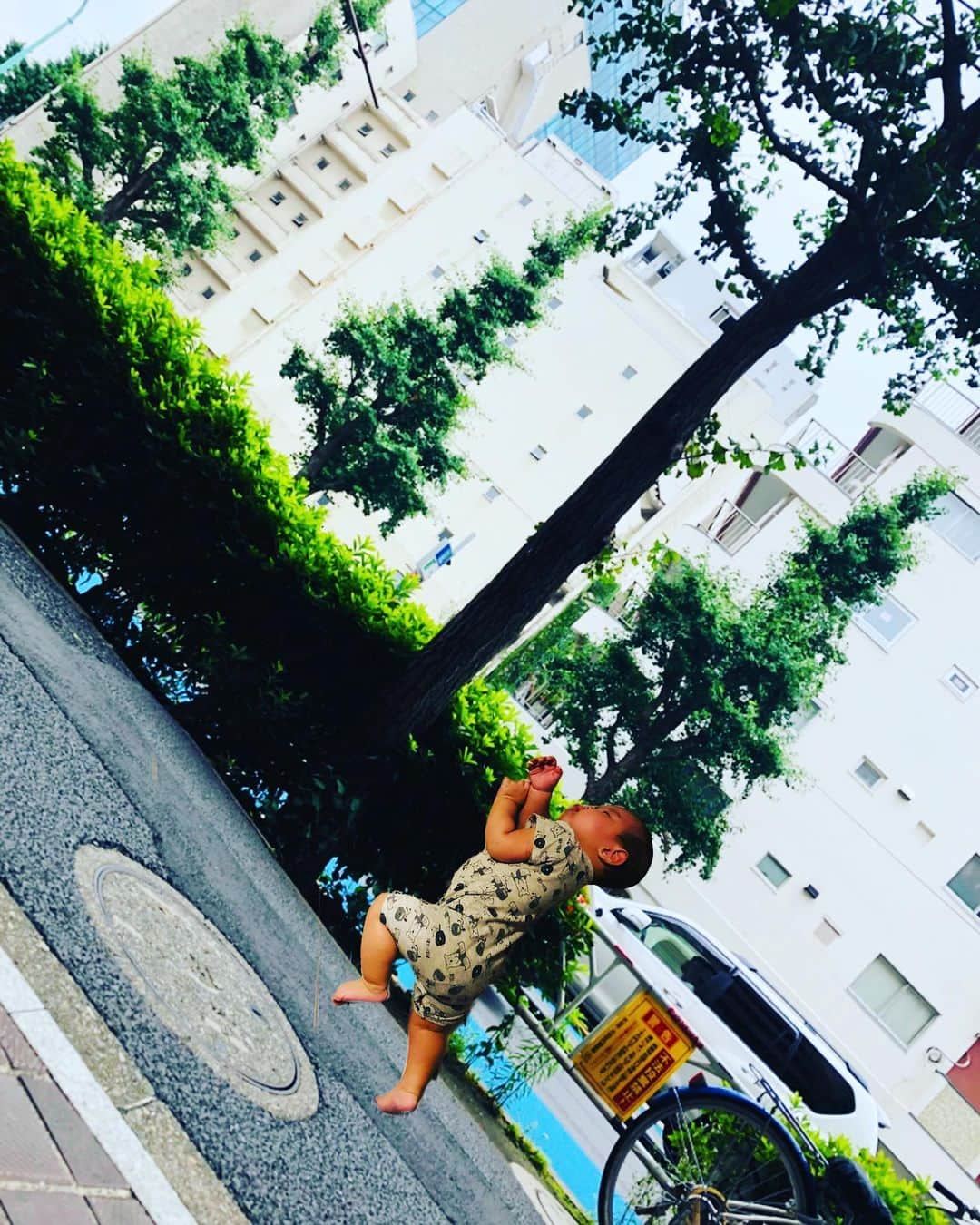 岡田義徳さんのインスタグラム写真 - (岡田義徳Instagram)「我が子の寝相シリーズVo.14 走る 今回は写真加工のクオリティをあげてみました！  #岡田義徳 #寝相アート#写真加工アプリ#baby#赤ちゃん#我が子#子育て」7月19日 18時59分 - yoshinori_okada_44