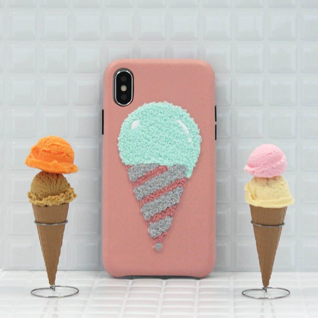 ソフトバンクセレクションさんのインスタグラム写真 - (ソフトバンクセレクションInstagram)「立体的なアイスクリームモチーフがとってもかわいい「THE CASE FACTORY」のiPhoneケース🍨 モコモコ素材のアイスクリームはめずらしいマイクロファイバーで作られています！ 優しいピンク色なので、大人の女性にもおすすめです✨ ・ The Case Factory iPhoneXR ケース Woolly Cactus Grey / Heart Grey / Ice Cream Rose（写真）/ Lightning Sky 4,950円（税込） - - - - - - - - - お求めは写真をタップしてオンラインショップへ✨ プロフィールページのURLからもどうぞ。 @softbank_selection . #SoftBankSELECTION #ソフトバンクセレクション #ガジェット #スマホケース #iPhoneケース #スマホカバー #アイフォンケース #背面ケース #背面iPhoneケース #携帯カバー #携帯ケース #iPhone #スマホアクセサリー #スマホ部 #スマホアクセ #iPhoneXR #iPhoneXRケース #thecasefactory #ザケースファクトリー #アイスクリーム #アイスクリーム部 #アイス #🍦 #ストックホルム #北欧 #海外雑貨 #ピンク #おしゃれ雑貨 #オトナ女子 #おしゃれさんと繋がりたい」7月19日 18時59分 - softbank_selection