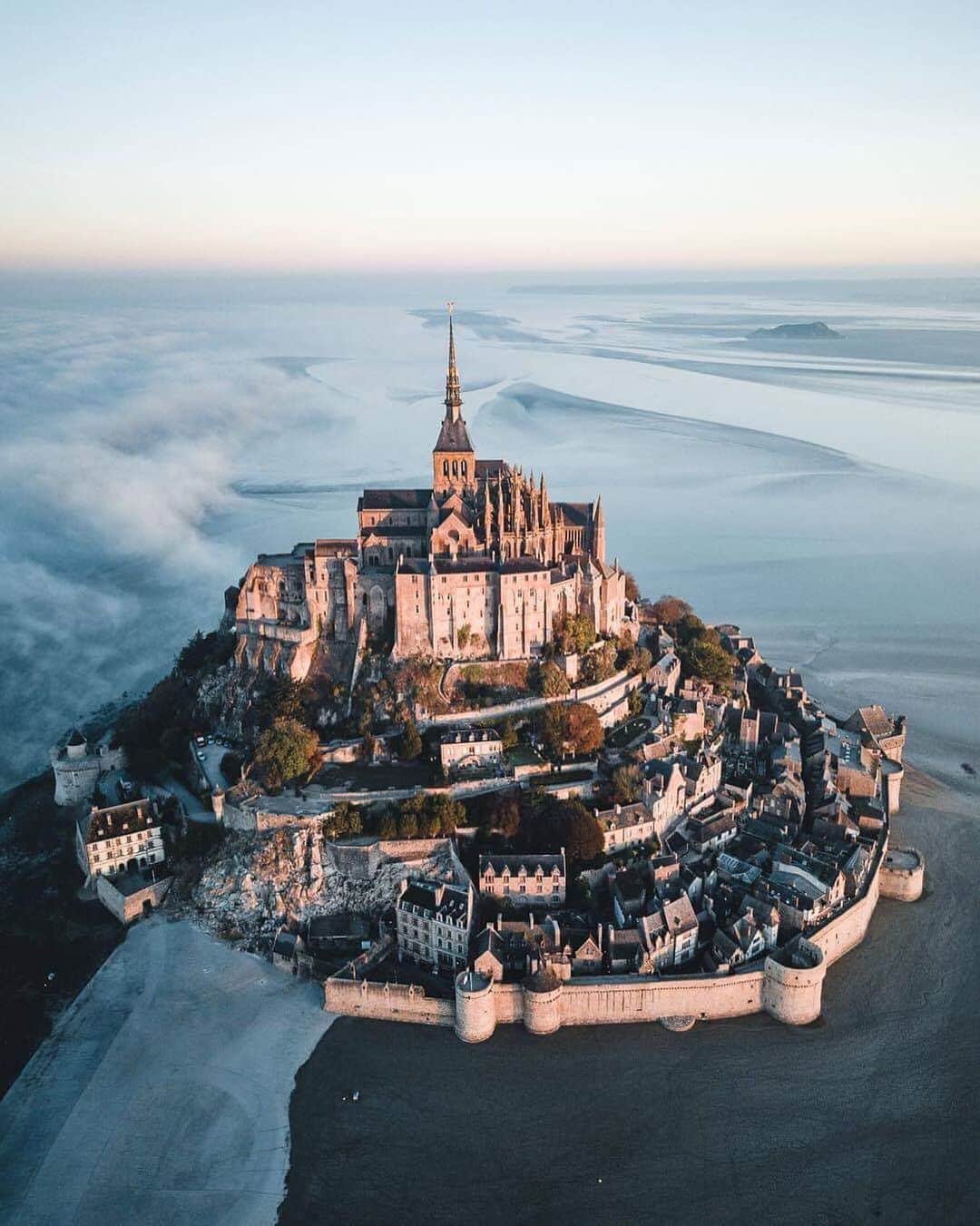 キャセイパシフィック航空さんのインスタグラム写真 - (キャセイパシフィック航空Instagram)「A remarkable example of medieval architecture a 4-hour drive from Paris, Mont Saint-Michel is one of France’s must-do destinations. If you want to see this Norman masterpiece as an island, be sure to check the tide tables when timing your trip, as the waters only completely surround the mount 6 to 7 times a year.⁣ ⁣ 暢遊法國巴黎可感受浪漫氣息之外，其實亦可花4小時車程前往著名的聖米歇爾山遊覽。這座山城每年有6至7次會出現被潮水完全包圍的壯觀奇景，所以在出發之前記緊留意當日的潮汐時間。⁣ ⁣ Credit: @manueldietrichphotography」7月19日 19時09分 - cathaypacific