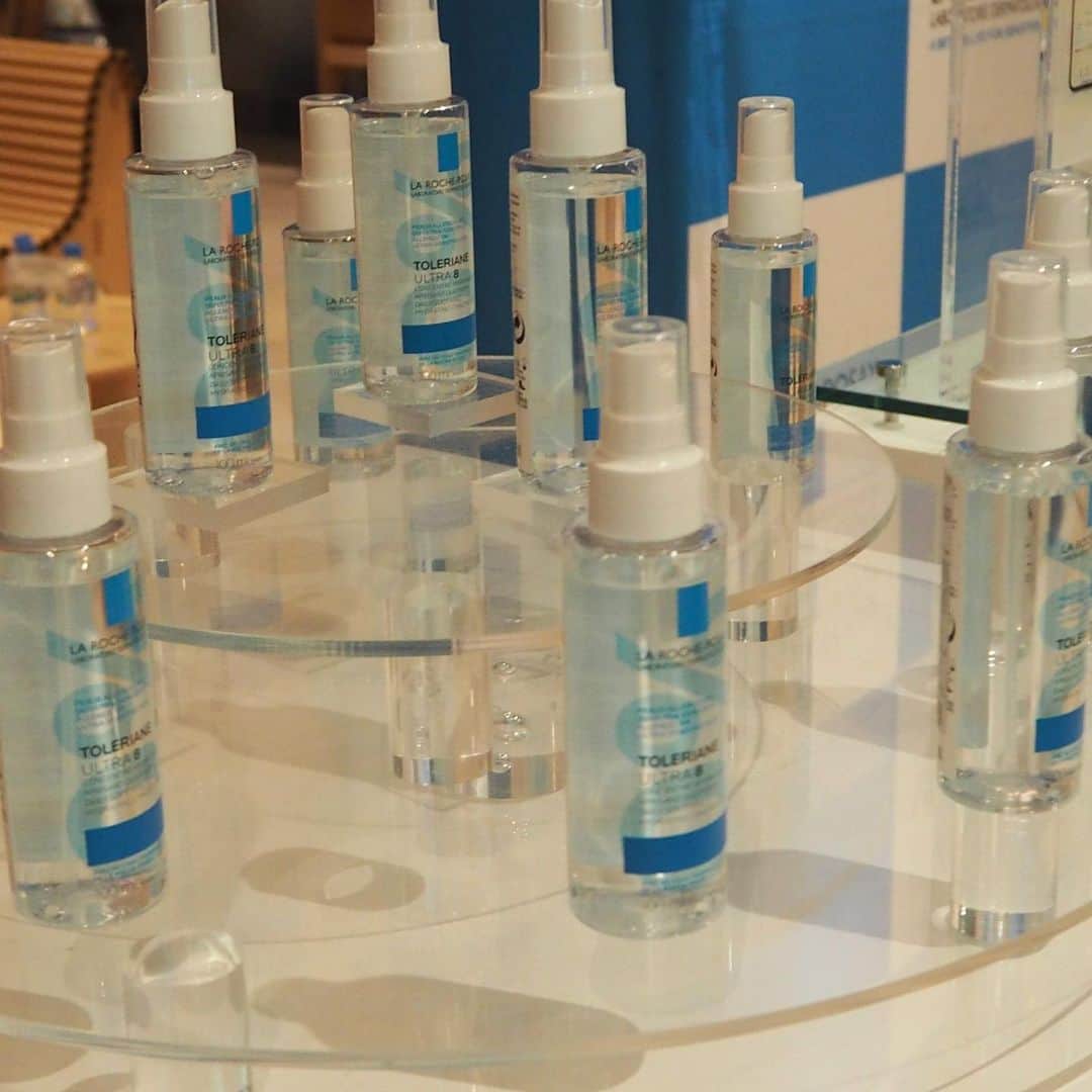 LA ROCHE-POSAY JAPAN ラロッシュポゼのインスタグラム：「. ＼NEWS！ 新スキンケア製品先行体験セミナー実施／ . 今年の夏にラ ロッシュ ポゼから新 敏感肌用化粧水”トレリアン ウルトラ8 モイストバリアミスト”の発売が決定いたしました。 そして新製品の発売を記念して一足先に先行体験セミナーを実施♪ . セミナーには皮膚科医 武藤先生をお招きして、敏感肌を加速させる原因であり、敏感肌の2大肌悩みでもある『乾燥』と『大気中微粒子』が与える肌への影響について教えていただきました♪ . 乾燥と大気中微粒子をWでケアする敏感肌用化粧水”トレリアン ウルトラ8 モイストバリアミスト”の発売は8月29日です。 敏感肌を一番に考え、厳選された8つの成分のみ配合＆雑菌混入を防ぐスプレータイプを採用し、夏の肌疲れ、季節の変わり目の肌ゆらぎにぴったりの製品。 . ぜひお楽しみに！ . ＊8月8日より、Plazaにて45mL・100mL/公式サイトにて45 ｍL先行発売 . #ラロッシュポゼ #乾燥肌 #敏感肌 #低刺激設計 #敏感肌コスメ #スキンケア #ドクターズコスメ #トレリアンウルトラ8モイストバリアミスト #ウルトラ8 #新製品」