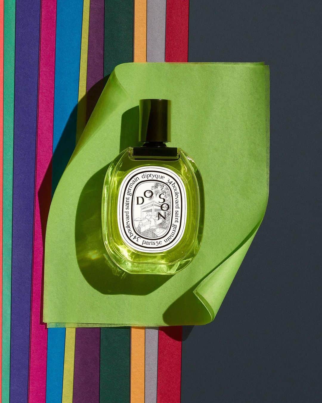 のインスタグラム：「Iconic black and white diptyque bottles are filled with colour for a memorable gifting. #diptyque #legacy #gifting」