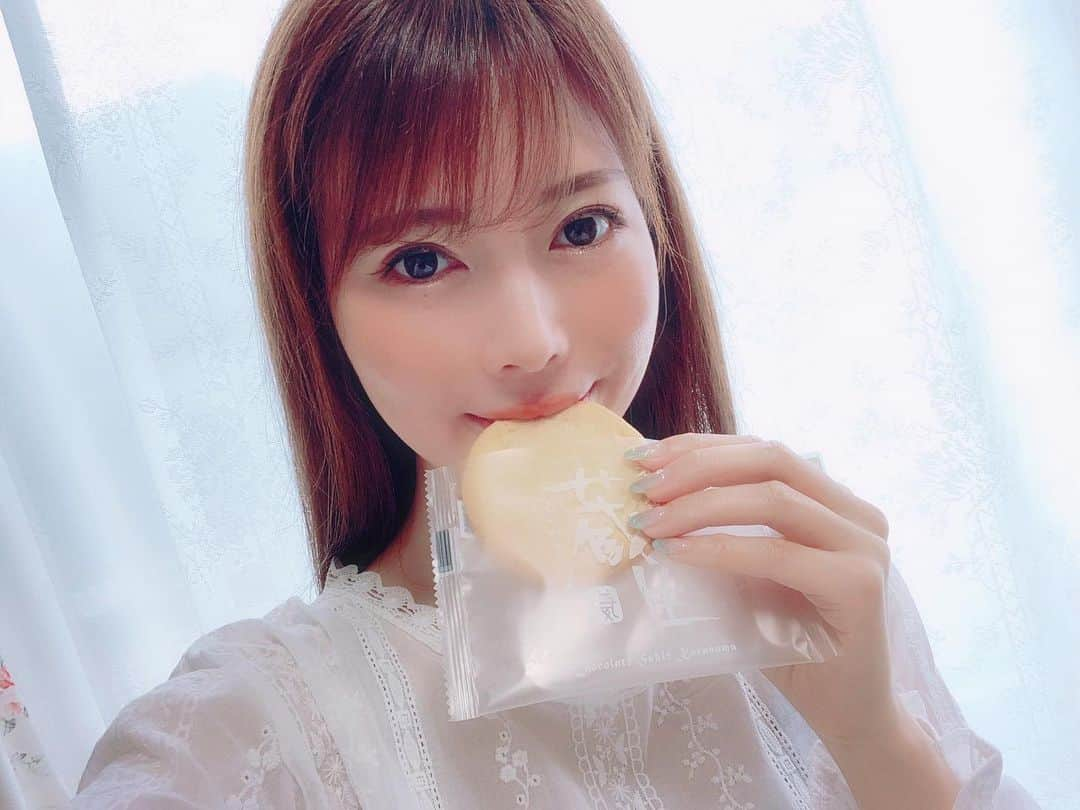 さわいえりさんのインスタグラム写真 - (さわいえりInstagram)「ロバ菓子司アンバサダー💕  大好きな人気商品『蔵生』 私はホワイトチョコが大好きなんだけど、 今回はなんと、季節の蔵生 瀬戸内レモンが届いたよ🍋  バター風味のしっとり生地に、 レモンの爽やかな酸味のチョコが、 夏らしくてとっても美味しいのです☺️ 贈り物にも、ぜひオススメしたい美味しさです🎀 ・ ・ ただ今、夏のキャンペーン中❣️ @robakashitsukasaをフォロー&ロバ菓子司のお菓子を #ロバ菓子司スイーツ夏 を付けて投稿すると、 人気お菓子の詰め合わせが当たるキャンペーン中！ ぜひ応募してみてねっ💁‍♀️ ・ ・ ・ ・ ・ ・ ・ ・ ・ ・ ・ ・ #蔵生#瀬戸内レモン#レモン#ロテルド北倶楽部#ザさんくろうど#ロバ菓子司#北海道#旭川#旭川市#菓子#お菓子#いいね#いいね返し#グルメ#お取り寄せ#通販#フード#インスタ映え#インスタフード#プレゼント#お土産#食レポ#ご当地グルメ#スイーツ#さわえりグルメ#撮影モデル#モデル#サロモ#インフルエンサー」7月19日 19時04分 - beauty_eri7