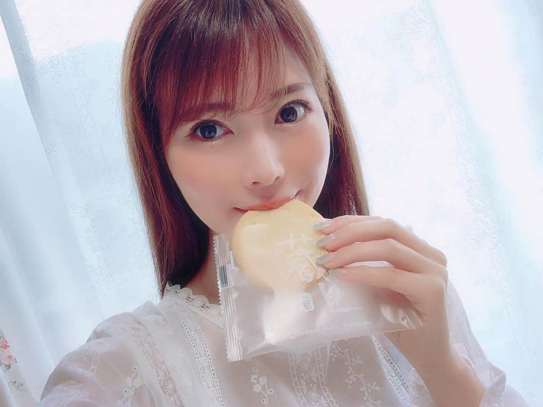 さわいえりさんのインスタグラム写真 - (さわいえりInstagram)「ロバ菓子司アンバサダー💕  大好きな人気商品『蔵生』 私はホワイトチョコが大好きなんだけど、 今回はなんと、季節の蔵生 瀬戸内レモンが届いたよ🍋  バター風味のしっとり生地に、 レモンの爽やかな酸味のチョコが、 夏らしくてとっても美味しいのです☺️ 贈り物にも、ぜひオススメしたい美味しさです🎀 ・ ・ ただ今、夏のキャンペーン中❣️ @robakashitsukasaをフォロー&ロバ菓子司のお菓子を #ロバ菓子司スイーツ夏 を付けて投稿すると、 人気お菓子の詰め合わせが当たるキャンペーン中！ ぜひ応募してみてねっ💁‍♀️ ・ ・ ・ ・ ・ ・ ・ ・ ・ ・ ・ ・ #蔵生#瀬戸内レモン#レモン#ロテルド北倶楽部#ザさんくろうど#ロバ菓子司#北海道#旭川#旭川市#菓子#お菓子#いいね#いいね返し#グルメ#お取り寄せ#通販#フード#インスタ映え#インスタフード#プレゼント#お土産#食レポ#ご当地グルメ#スイーツ#さわえりグルメ#撮影モデル#モデル#サロモ#インフルエンサー」7月19日 19時04分 - beauty_eri7