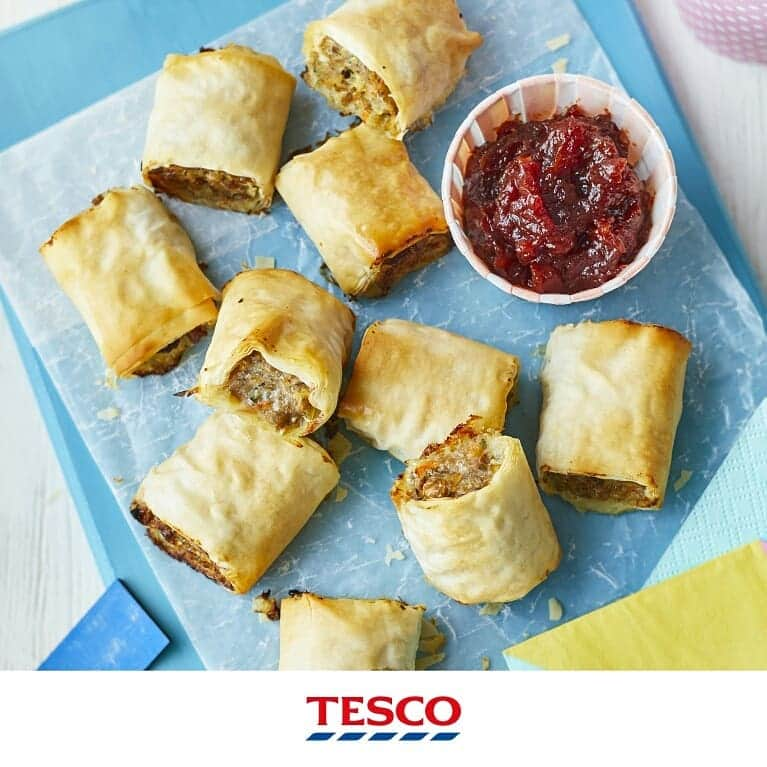 Tesco Food Officialさんのインスタグラム写真 - (Tesco Food OfficialInstagram)「“🎵 SCHOOOOL’S OUT FOR SUMMER 🎶” ...and we have a few fun and healthy snack ideas on our latest story to keep the kids rocking in the right direction.  Find all these ideas on Tesco Real Food under ‘Healthy’ – link in bio.  SAUSAGE ROLLS – mix sausage meat with lentils and veg for a lighter filling CHEESY PIZZA BREADSTICKS – serve with houmous for a substantial snack CAULIFLOWER NACHOS – crunchy cauli crisps add an extra portion of veg FISH NUGGETS – swap fish and chips for nuggets with a creamy avo and pea dip」7月19日 19時04分 - tescofood