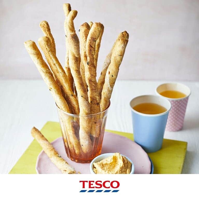 Tesco Food Officialさんのインスタグラム写真 - (Tesco Food OfficialInstagram)「“🎵 SCHOOOOL’S OUT FOR SUMMER 🎶” ...and we have a few fun and healthy snack ideas on our latest story to keep the kids rocking in the right direction.  Find all these ideas on Tesco Real Food under ‘Healthy’ – link in bio.  SAUSAGE ROLLS – mix sausage meat with lentils and veg for a lighter filling CHEESY PIZZA BREADSTICKS – serve with houmous for a substantial snack CAULIFLOWER NACHOS – crunchy cauli crisps add an extra portion of veg FISH NUGGETS – swap fish and chips for nuggets with a creamy avo and pea dip」7月19日 19時04分 - tescofood