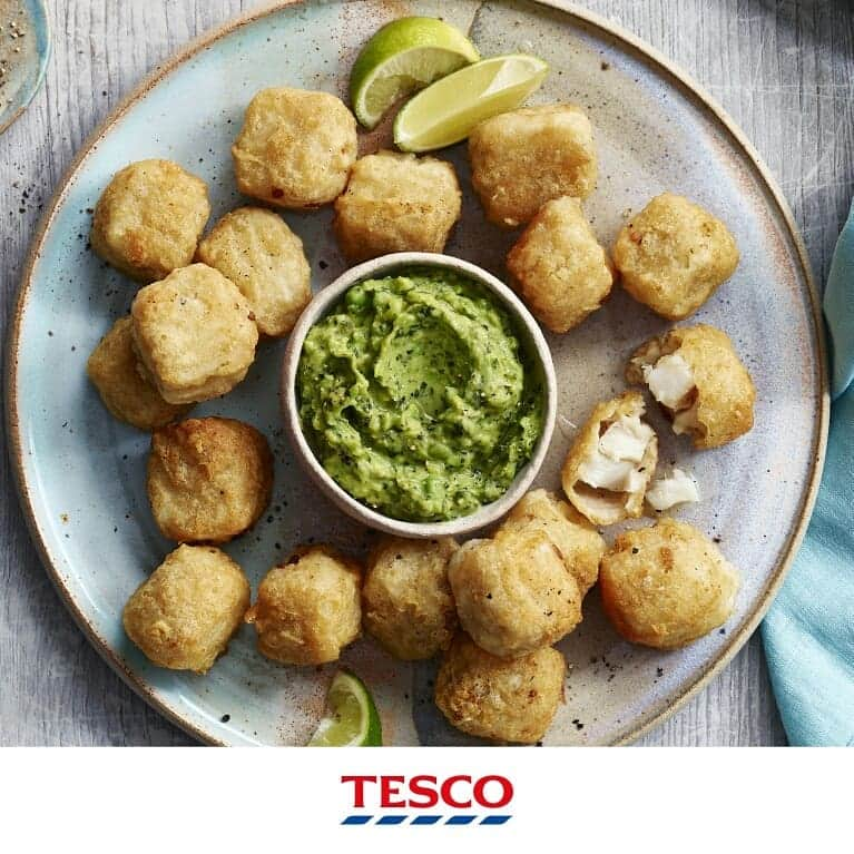 Tesco Food Officialさんのインスタグラム写真 - (Tesco Food OfficialInstagram)「“🎵 SCHOOOOL’S OUT FOR SUMMER 🎶” ...and we have a few fun and healthy snack ideas on our latest story to keep the kids rocking in the right direction.  Find all these ideas on Tesco Real Food under ‘Healthy’ – link in bio.  SAUSAGE ROLLS – mix sausage meat with lentils and veg for a lighter filling CHEESY PIZZA BREADSTICKS – serve with houmous for a substantial snack CAULIFLOWER NACHOS – crunchy cauli crisps add an extra portion of veg FISH NUGGETS – swap fish and chips for nuggets with a creamy avo and pea dip」7月19日 19時04分 - tescofood