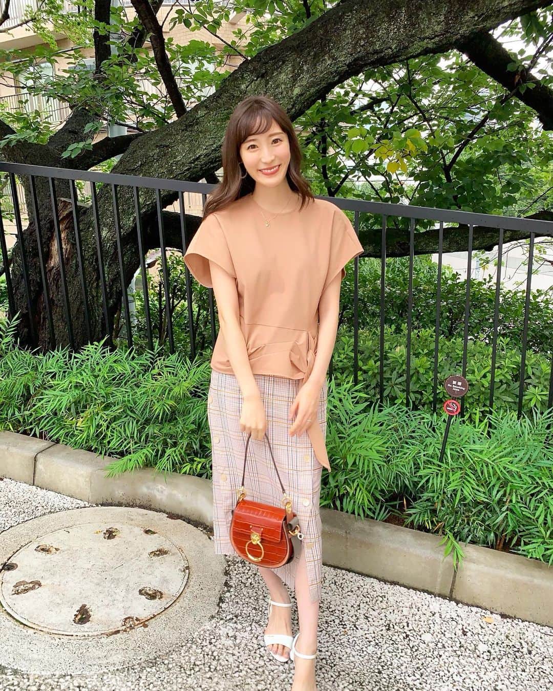 小林真由のインスタグラム：「⋆﻿ ⋆﻿ 水族館に行った日🐬🐚﻿ お気に入りのブラウンコーデ。 tops&skirt: #lecielblue﻿ bag: #chloe﻿ sandal: #prada﻿ ﻿ lonessでカラーをしました♡﻿ 久しぶりのアッシュ。﻿ 暗めなのに透明感があって柔らかい色味🥑﻿ やっぱりアッシュ好きだな〜🥨﻿ @inamochinaoki ﻿ ﻿ そしてまつ毛パーマもしてまつげくるん。﻿ 眉毛ワックスも(鼻毛も🤭)一緒に出来るので﻿ 最高に助かってる🥺❣️﻿ 担当のチエさん、﻿ センスのとても良い方なので何でもお任せしてます🍑﻿ @acote_aoyama ﻿ #ファッション #コーデ #ママコーデ #ママライフ #コーディネート #夏服 #美容院 #ヘアカラー #ローネス #まつ毛パーマ #マツエクサロン #アコテ #青山 #外苑前  #coordinate #fashion #loness﻿ #ゴルフ #打ちっ放し  #最後のは当たっただけで嬉しかった瞬間 ﻿ #これでも少し習ってたから当たり前か🏌️‍♀️﻿ ﻿」