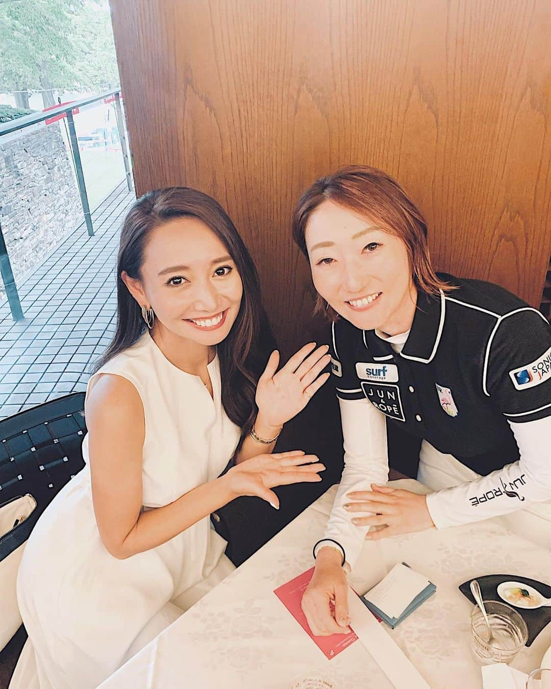 李 雨瀟さんのインスタグラム写真 - (李 雨瀟Instagram)「明日から始まるサマンサレディースに出場する飯島茜プロとラウンドさせて頂きました♡ .  ドライバーも寄せもパターも凄くうまくて とっても勉強になりました☺️❤️ そして、教えてもらったおかげで ドライバーもまっすぐ飛ばせるようになりました✨ . ありがとございました💕 試合頑張ってください☺️❤️ . . #yuxiao_golf #golf #golfswing  #ゴルフ #ゴルフ好き #ゴルフバカ #ゴルフ女子 #飯島茜 #飯島茜プロ #ゴルフ大好き #パター」7月19日 19時06分 - yuisho_ri