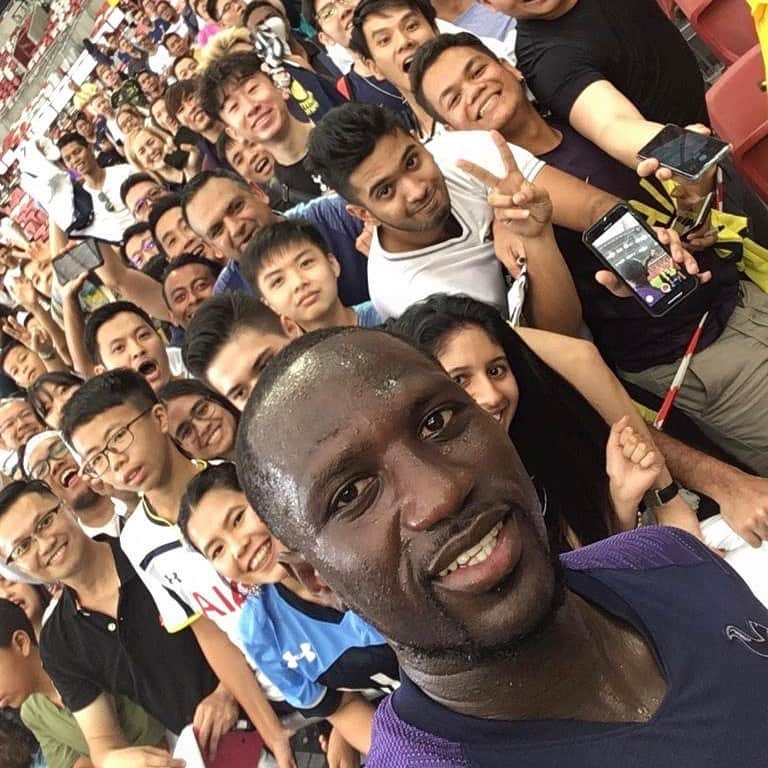 トッテナム・ホットスパーFCさんのインスタグラム写真 - (トッテナム・ホットスパーFCInstagram)「🤳🏻 Selfies in Singapore! 🇸🇬 #SpursTour2019 #COYS」7月19日 19時13分 - spursofficial