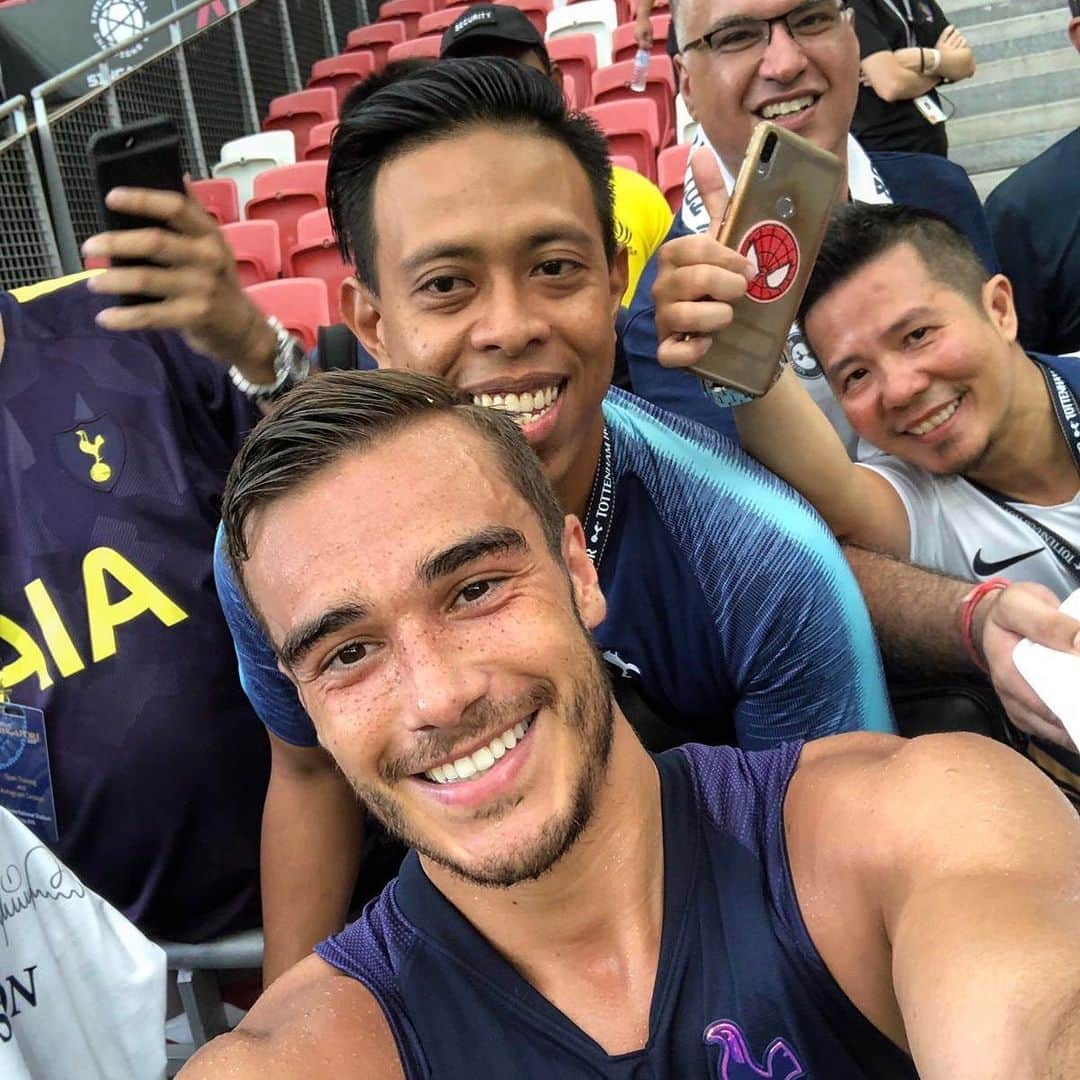 トッテナム・ホットスパーFCさんのインスタグラム写真 - (トッテナム・ホットスパーFCInstagram)「🤳🏻 Selfies in Singapore! 🇸🇬 #SpursTour2019 #COYS」7月19日 19時13分 - spursofficial