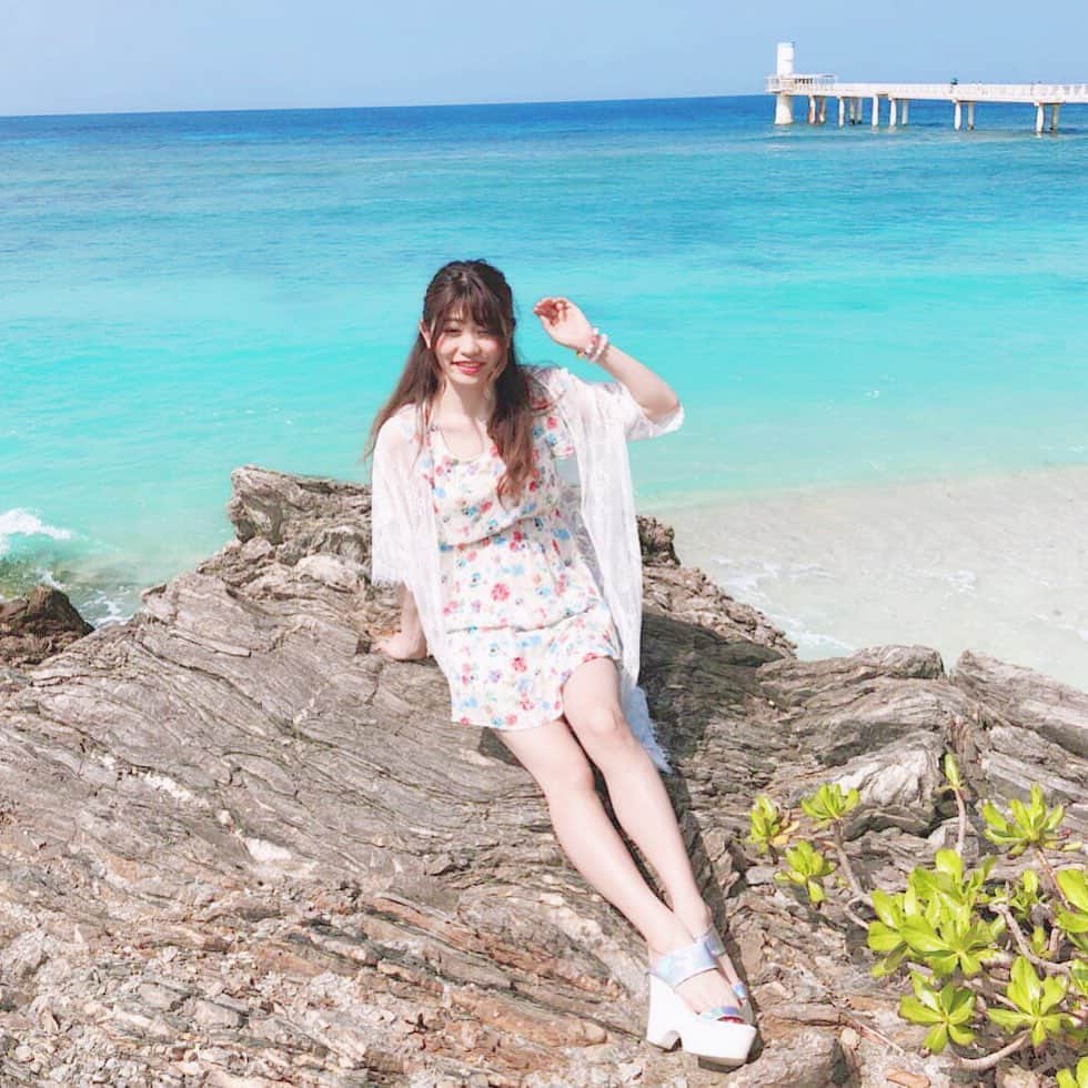 高橋里彩子さんのインスタグラム写真 - (高橋里彩子Instagram)「沖縄の海💗﻿ ﻿ 夏といえばこれだよね🌸﻿ ﻿ 眩しすぎて目が開かなかった🤣🙌🏻﻿ ﻿ ﻿ ⸜❤︎⸝〜𝚌𝚘𝚍𝚎〜⸜❤︎⸝﻿ ﻿ 💗シースルーカーディガン✕ワンピース💗﻿ ﻿ ﻿ ﻿ ボトムスと合わせる人多いんだけど﻿ 私はワンピースと合わせるよ🐰💕﻿ ﻿ シースルー系は体型カバーにつながるからおすすめ🌸﻿ ﻿ 私これと、﻿ シースルーのスカート白と黒持ってるぐらい🤣🙌🏻﻿ ﻿ シースルーのスカート私使いまくりすぎて﻿ 下の方靴の金具に引っかかって﻿ 破れちゃってるんだけど﻿ 好きすぎてまだ着てる😝✨﻿ ﻿ それぐらいお気に入り🐰♥️﻿ ﻿ もう今季で終わりかな💦笑﻿ ﻿ シースルーは破れやすいってのが難点💔﻿ ﻿ だけど体型カバーにもなるし、﻿ 暑いけど何か羽織りたいってときにもいいし、﻿ 肌見せ過ぎたくないってときにも、﻿ 夏っぽさ出したいときにも使えるからめっちゃいい🤗﻿ ﻿ 二の腕隠れるからノースリーブにも合わせられるし⸜( ˙˘˙)⸝﻿ ﻿ ﻿ これぞまさに着痩せコーデ👏👏﻿ ﻿ そろそろ夏だし﻿ 夏っぽいコーデの参考になればいいな🎐♡﻿ ﻿ ﻿ ﻿ ﻿ ﻿ ﻿ ﻿ #コーデ #シースルー #シースルーカーディガン #着こなし #着回しコーデ #夏コーデ #海コーデ #沖縄 #okinawa #沖縄海 #ワンピースコーデ #シースルーコーデ」7月19日 19時15分 - konkonwanwan
