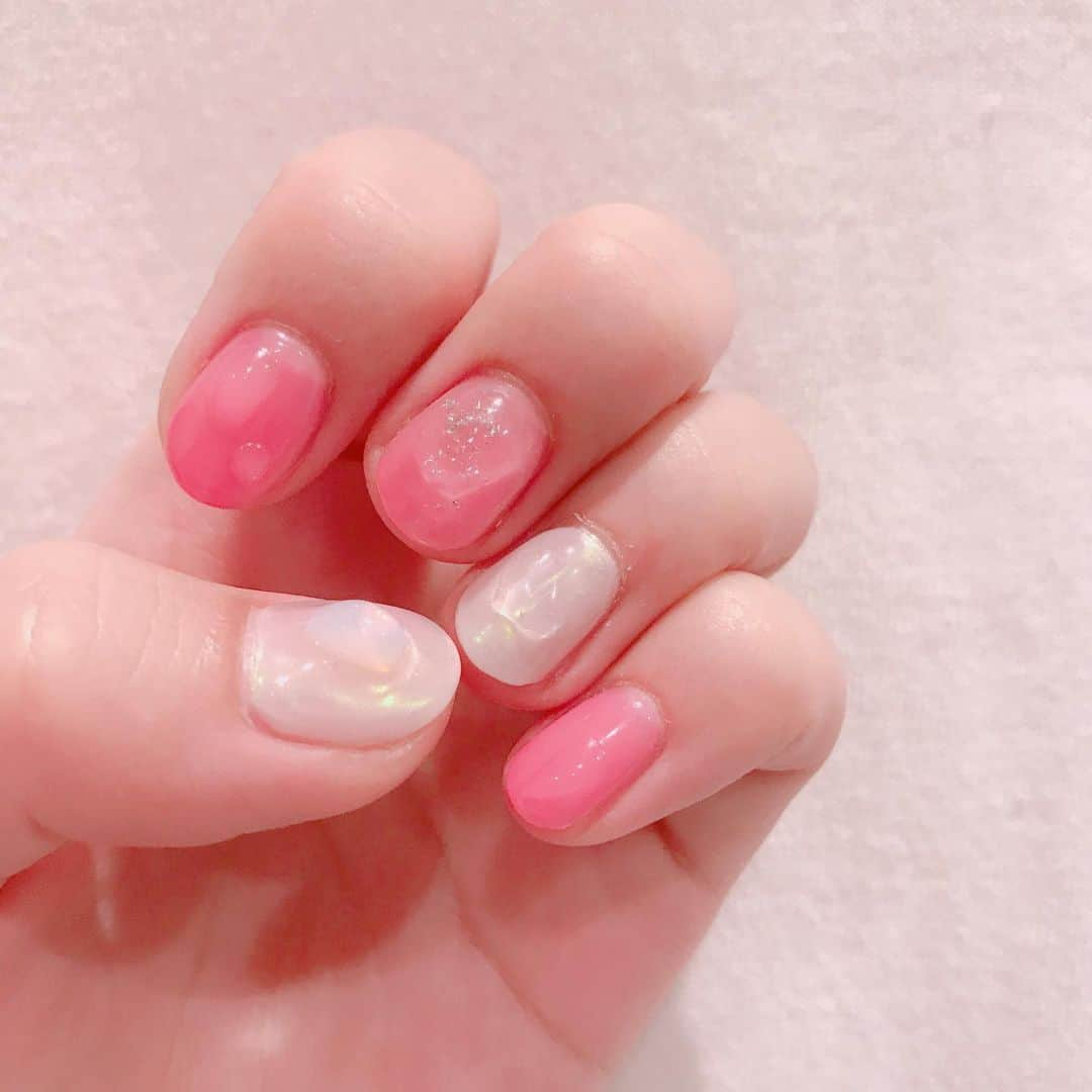 根岸愛さんのインスタグラム写真 - (根岸愛Instagram)「ネイルしてきました💅 今回はlapis新宿店にてっ 左右が実は色が微妙に違うのだー🥳担当はmanami(@lapis_manami )さんです✨  私のインスタを見ました！で、 ご新規様 ワンカラー.ラメグラ¥5500 カラーグラデーション¥6000 フレンチ（クリアベース）¥6500 GELやり放題¥9500 オフ無料！コーティング込み！ (※ご新規様のみご利用可能です)  お問い合わせ☎︎ 03-6233-7189 住所📫 〒160-0021 東京都新宿区歌舞伎町1-26-6 灯ビル 8F #lapis #lapisnail #nail #footnail #handnail #ネイル #フットネイル #ハンドネイル #ミラーネイル #凹凸ネイル #ニュアンスネイル #ピンクネイル #パープルネイル」7月19日 19時20分 - negishiai927