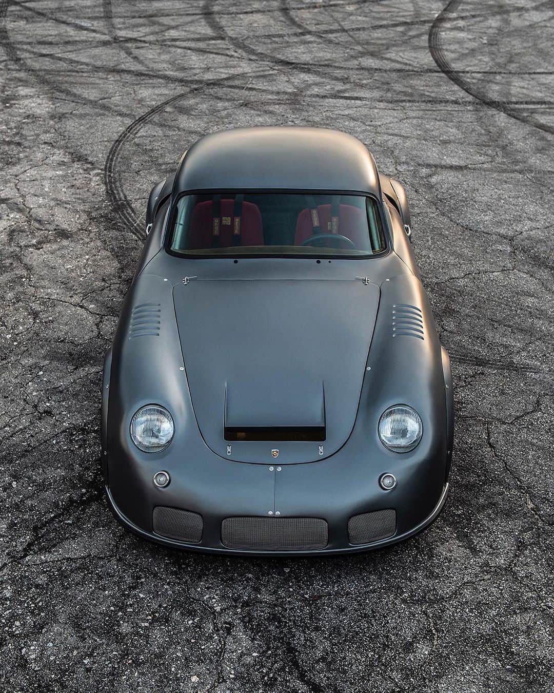 Porscheさんのインスタグラム写真 - (PorscheInstagram)「Here’s what happens when 356 specialist @RodEmory gets his hands on a rusted-out 1960 356 B coupe. It’s easy to see why this 356 RSR is Emory’s most ambitious build yet. Only the best pieces from various Porsche models went into this hot rod, including a custom-designed four-cylinder, twin-turbocharged engine. How do you rate it? Let us know in the comments. #Porsche #356RSR」7月19日 19時35分 - porsche
