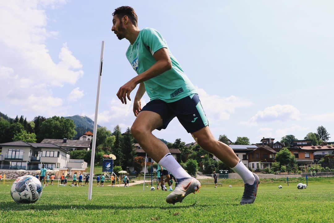 TSG1899ホッフェンハイムさんのインスタグラム写真 - (TSG1899ホッフェンハイムInstagram)「🔙 on the pitch! 🔙 with the #team! @belfodil_ishak_19_ hat nach seiner Knieverletzung heute wieder Teile des Mannschaftstrainings absolviert.  #TSGarsten」7月19日 19時30分 - tsghoffenheim