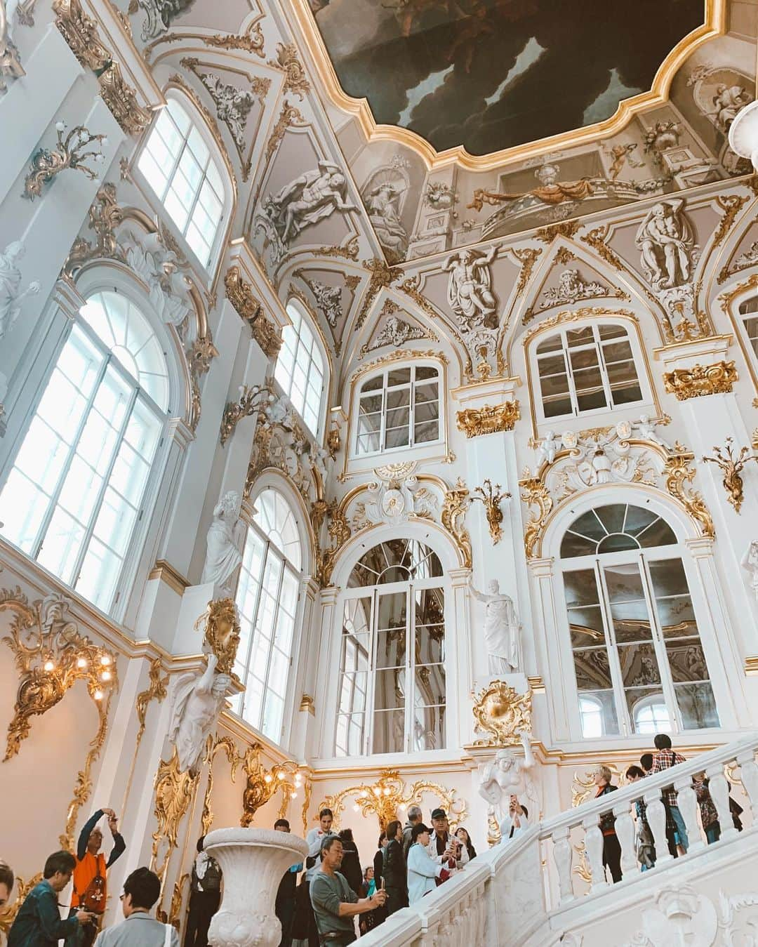 植野有砂さんのインスタグラム写真 - (植野有砂Instagram)「Hermitage museum was just breathless 😭❤️🙏🏻🙏🏻🙏🏻so so so so beautiful 🥺💕it takes 5 years to see the whole thing 😂エルミタージュ美術館、美しすぎた😭❤️大きすぎて少ししか見られなかったけど、写真禁止のダイヤモンドの展示を見たり紀元前のアクセサリーとかすんごくかわいかったなー💕世界4大美術館の1つなんだよ☺️行ったことある人いるかな？この階段は全部純金！！🤑笑  #stpetersburg #サンクトペテルブルク #エルミタージュ美術館 #ロシア」7月19日 19時33分 - alisaueno