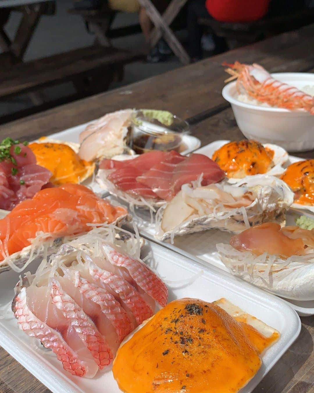 Be.okinawaさんのインスタグラム写真 - (Be.okinawaInstagram)「Sashimi and grilled seafood with sea urchin sauce is a local favorite! Definitely one of the best cheap eats!  #itomanfishmarket #itomancity #道之驛糸滿 （道路休息站） #糸滿市 #미치노에키이토만 #이토만시 #道の駅いとまん #糸満市 #fishmarket #ウニソース焼き #beokinawa #visitokinawa」7月19日 19時34分 - visitokinawajapan