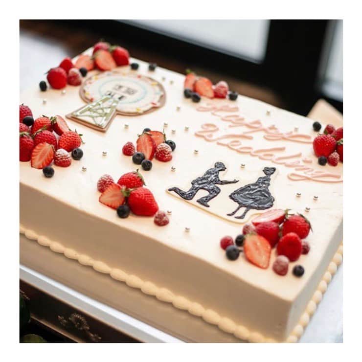 のインスタグラム：「【ウエディングケーキ特集】﻿﻿ ﻿﻿ おふたりの物語を﻿﻿ オリジナルのケーキに✨﻿﻿ ﻿﻿ Dears Weddingでは、﻿﻿ 専属のパティシエがおふたりのストーリーや﻿﻿ ゲストへの想いを直接お伺いしながら、﻿﻿ オリジナルデザインのウエディングケーキを﻿﻿ お作りいたします。﻿﻿ ﻿﻿ こだわりを表現した世界に一つだけの﻿﻿ ウエディングケーキが、ゲストの印象に残る﻿﻿ おもてなしを叶えます。﻿﻿ ﻿ ﻿ ・・・﻿ #repost @the_leaves_premium_terrace ﻿ ・・・ プロポーズのシーンを再現した ウェディングケーキ🍰 観覧車も思い出の風景として…❤︎ #群馬#ザリーヴスプレミアムテラス#結婚式#結婚式場#群馬結婚式#ウエディング#プレ花嫁#日本中の花嫁さんと繋がりたい#前撮り小物#カップルグラム#カップル#カップルフォト#プロポーズ#wedding#チャペル#ナチュラルウエディング#instagood#ウェディングケーキ#プロポーズ」